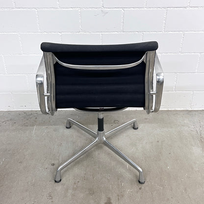 Eames Aluminium Chair EA 108, Vitra, Hopsak, Schwarz