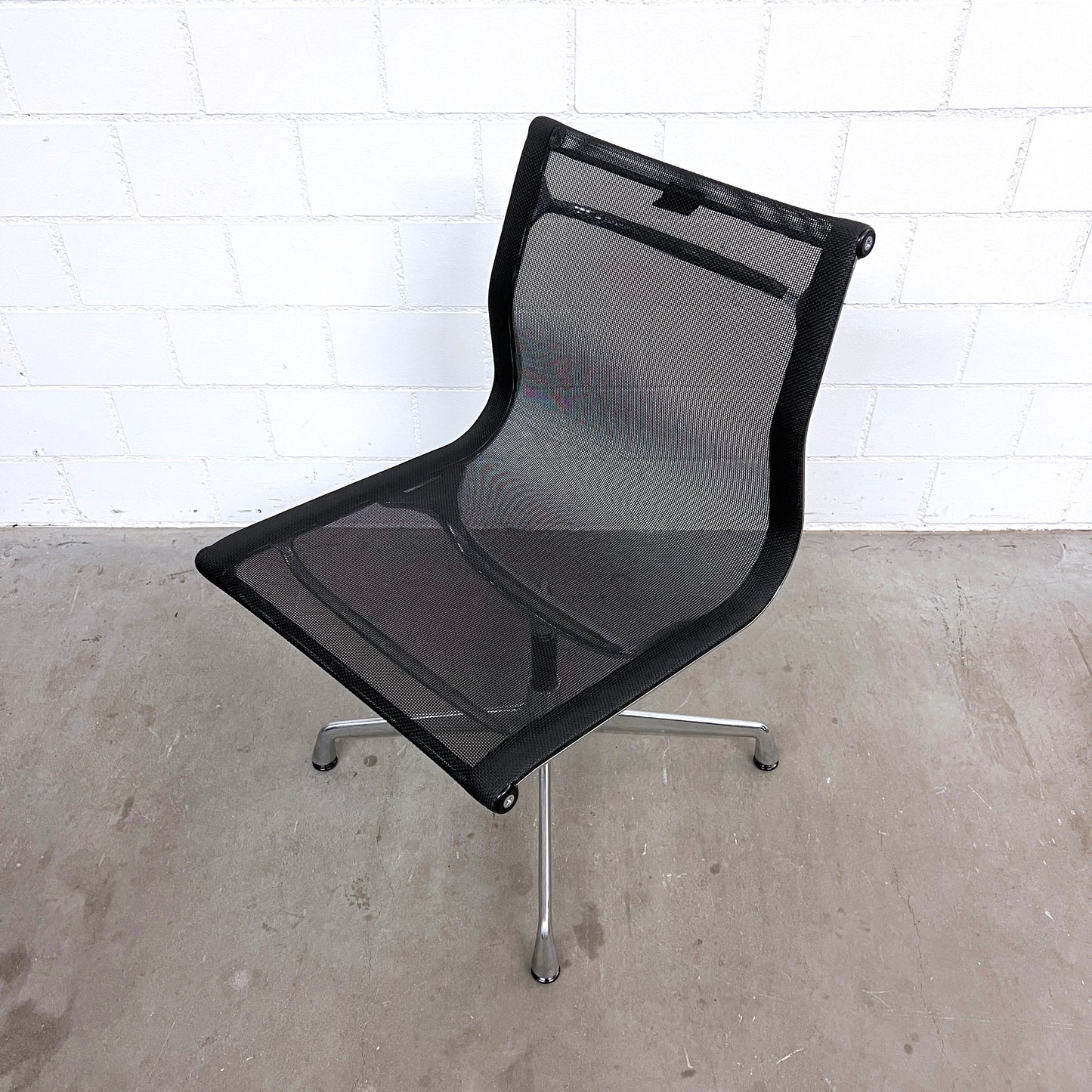 Eames Aluminium Chair EA 101, Vitra, Netz, Schwarz, o. Armlehnen