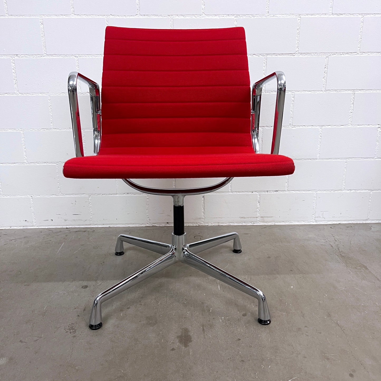 Eames Aluminium Chair EA 108, Vitra, Hopsak, Rot
