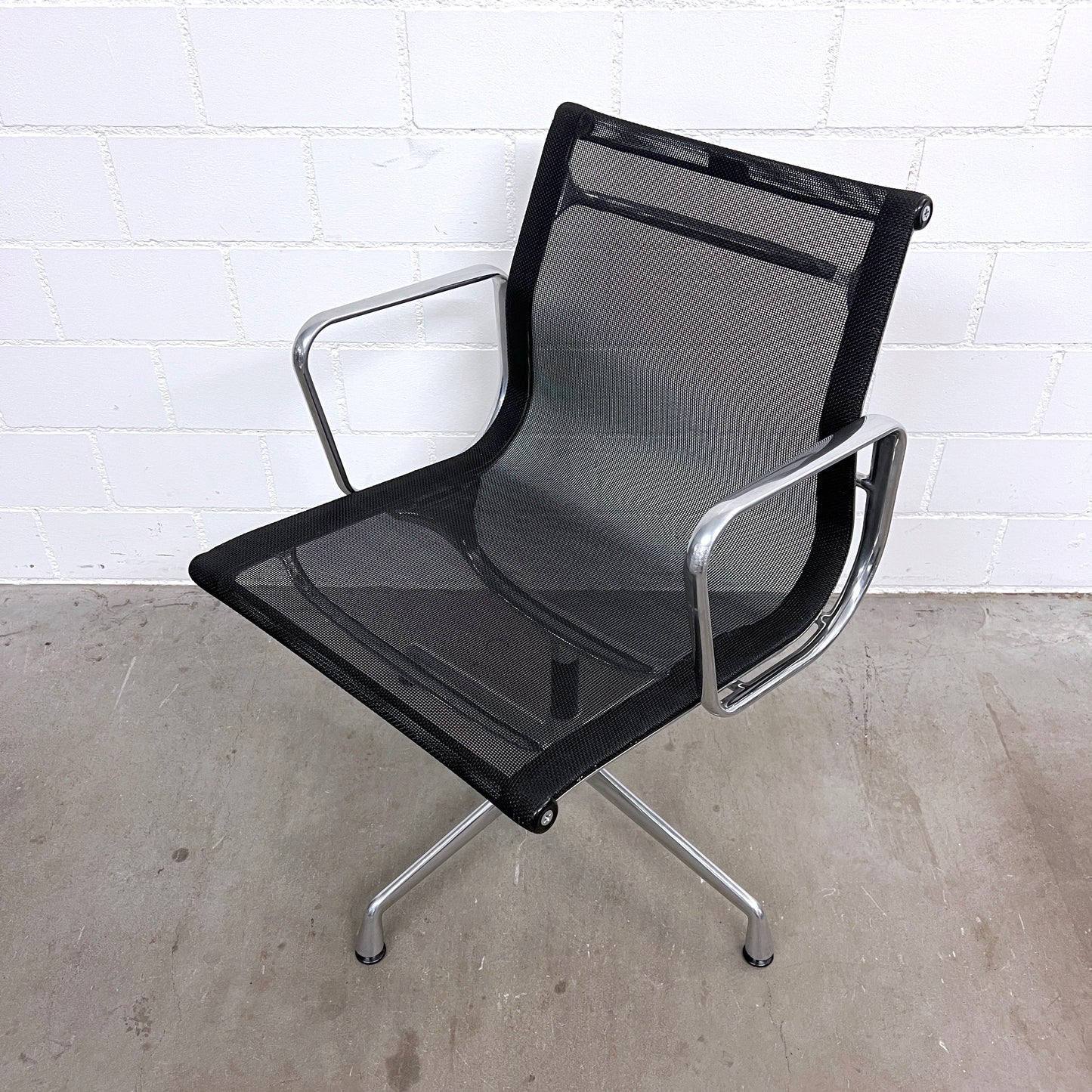 Eames Aluminium Chair EA 108, Vitra, Netz, Schwarz