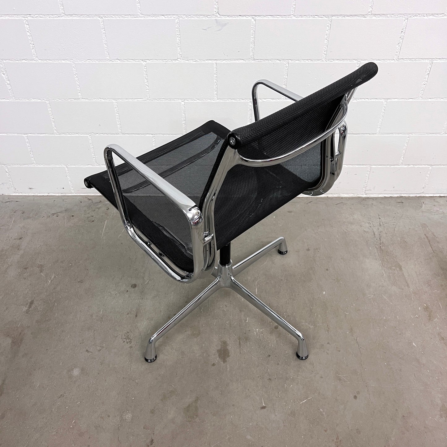 Eames Aluminium Chair EA 108, Vitra, Netz, Schwarz
