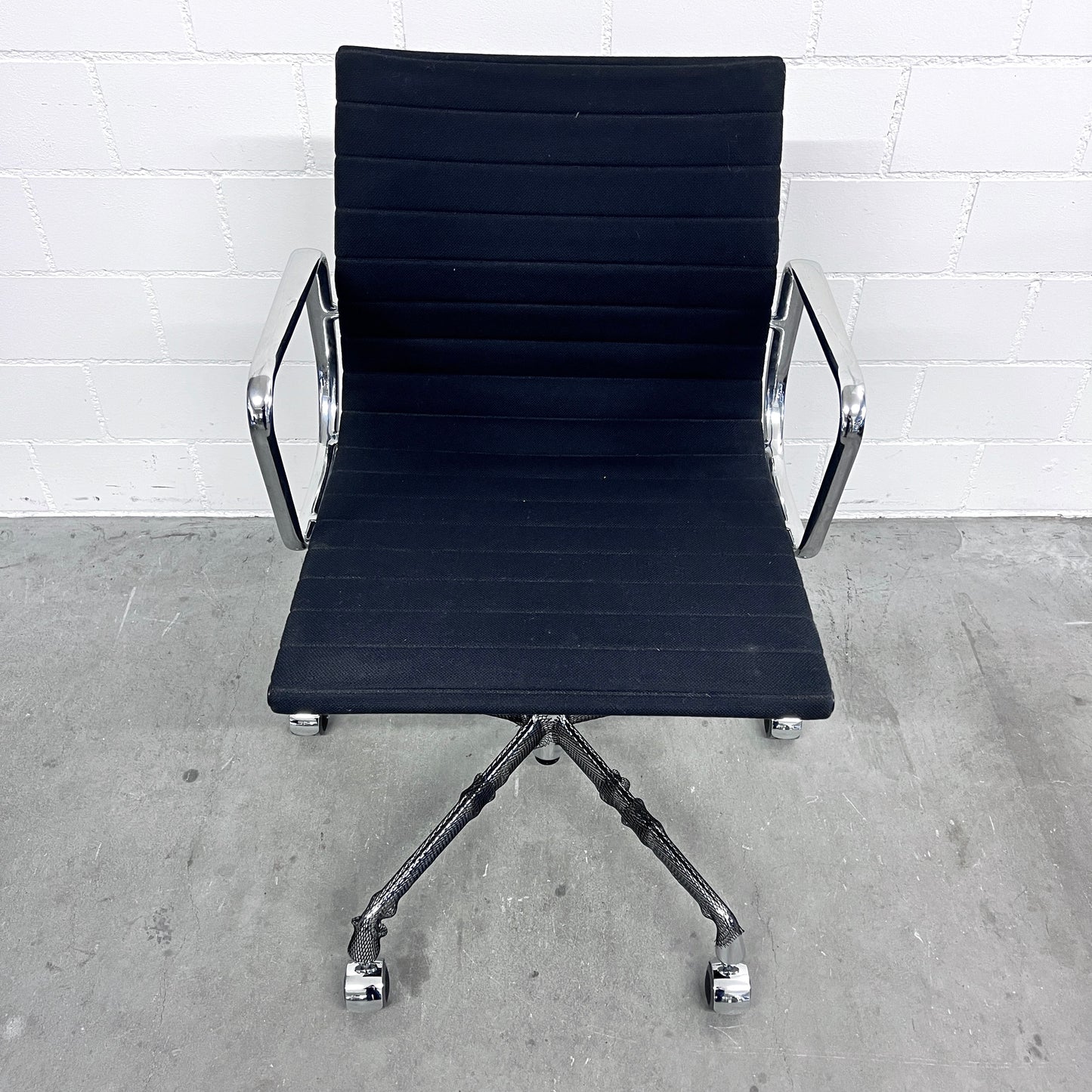 Eames Aluminium Chair EA 117 Work, Vitra, Hopsak, Schwarz