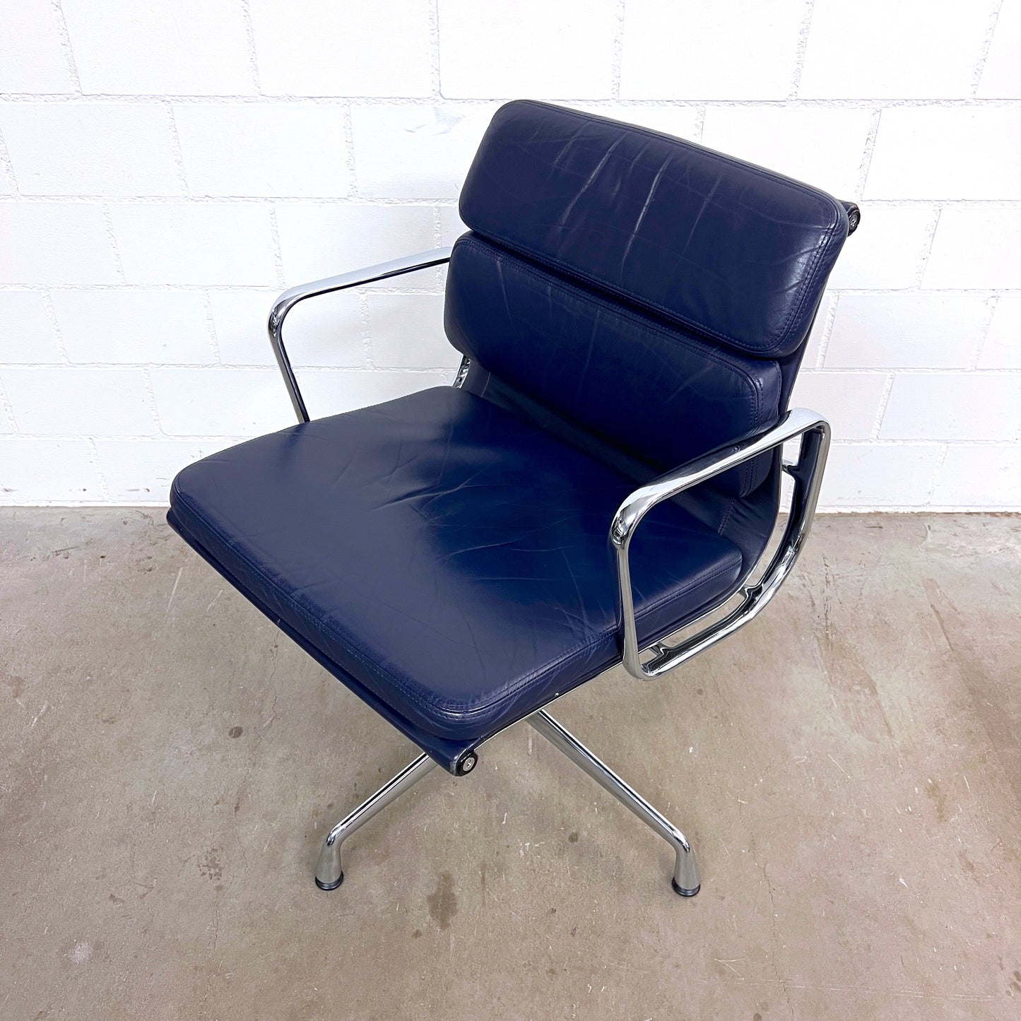 Eames Soft Pad Chair EA 208, Vitra, Leder, Blau