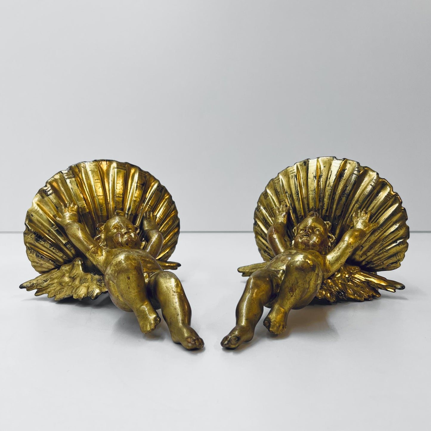 Zwei Engel mit Muscheln, Wanddekoration