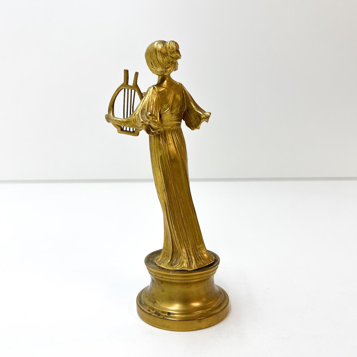 Frau mit Lyra auf Sockel, Bronze, Jugendstil