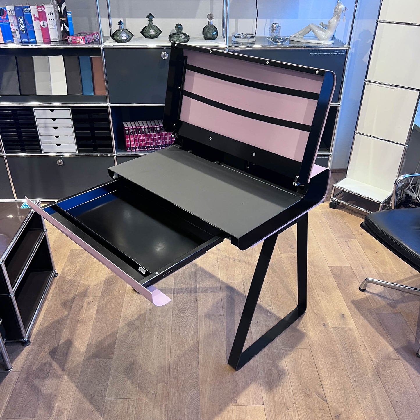 Sekretär rosa, Müller Möbelfabrikation