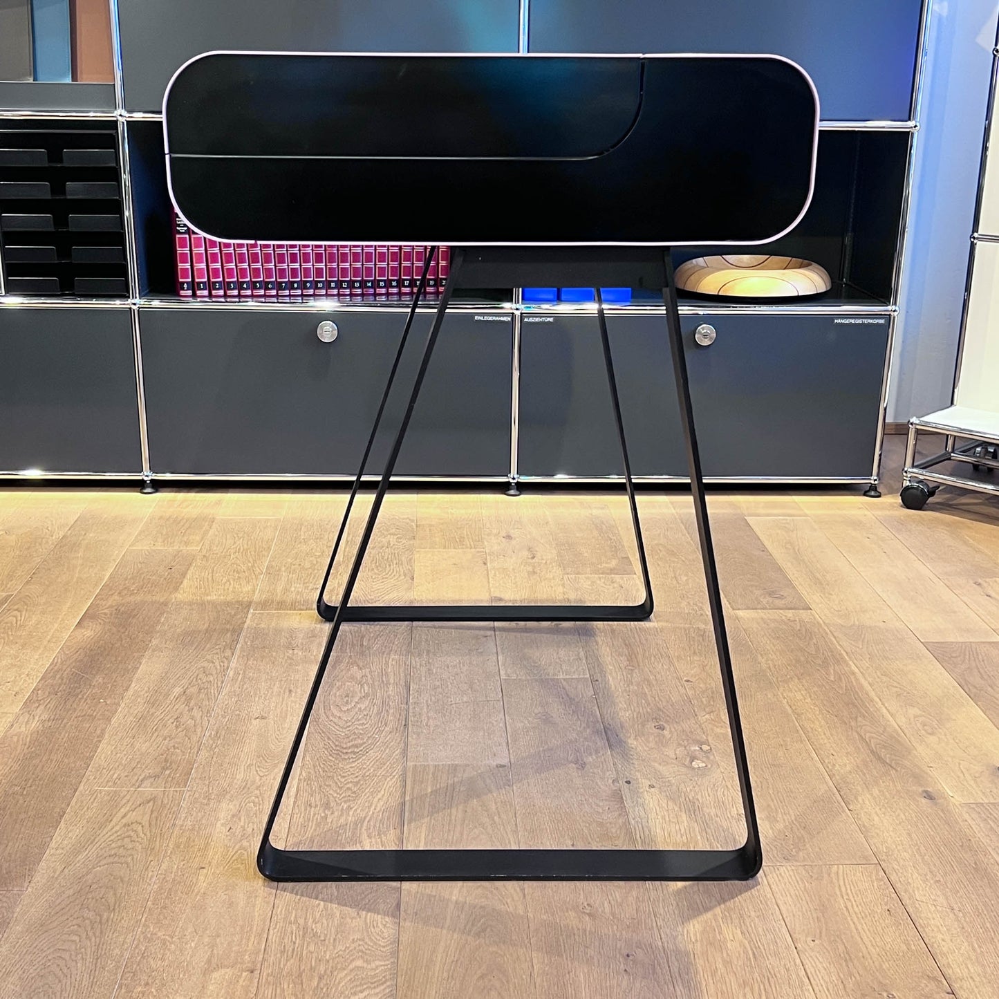 Sekretär rosa, Müller Möbelfabrikation