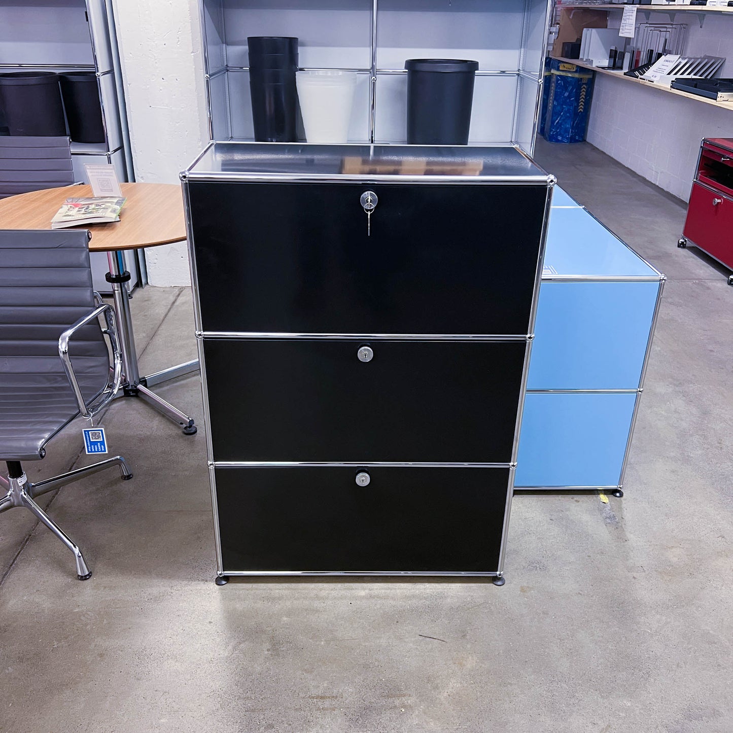 USM Büromöbel, Graphitschwarz, 2 Auszietüren, 1 Klapptüre, Q3