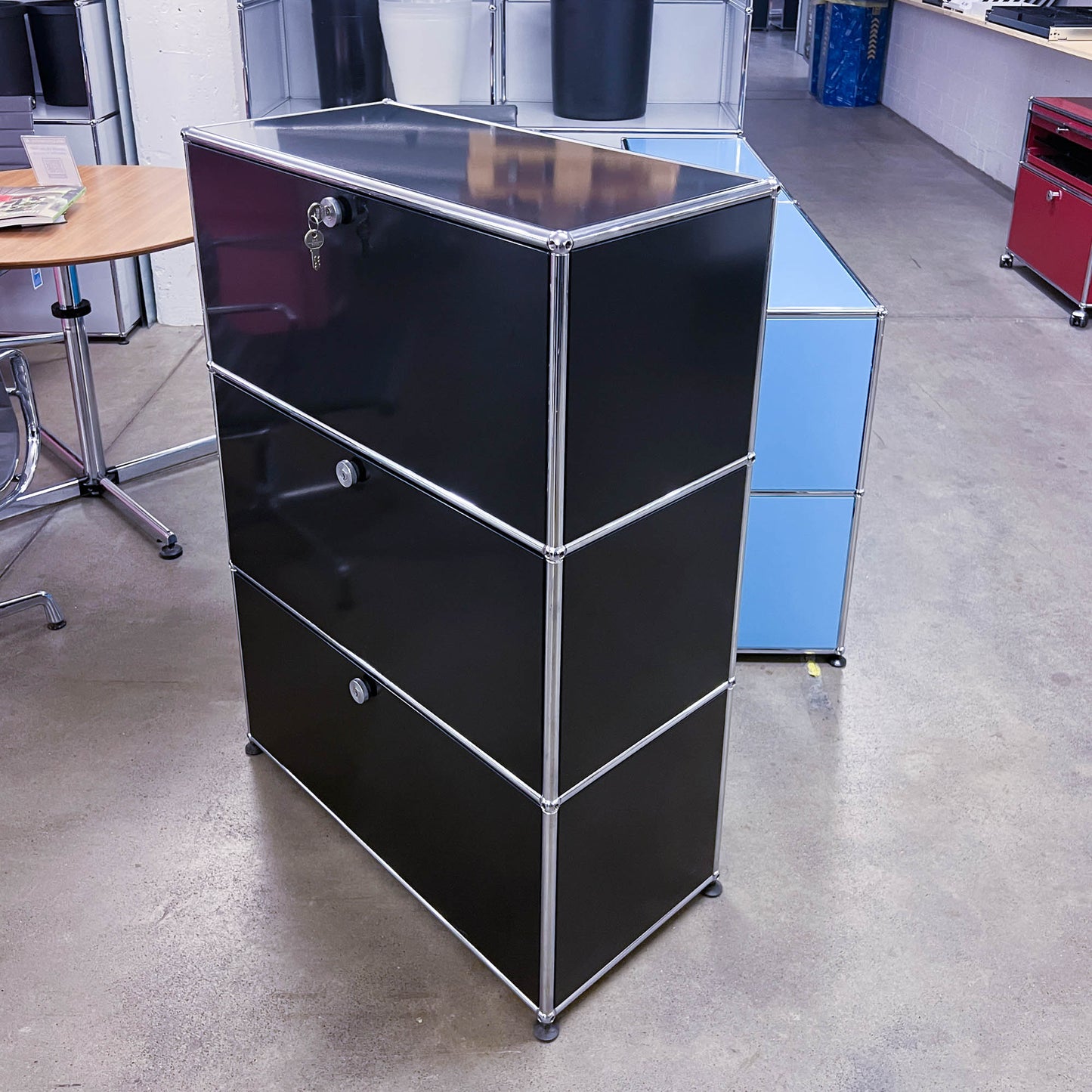 USM Büromöbel, Graphitschwarz, 2 Auszietüren, 1 Klapptüre, Q3