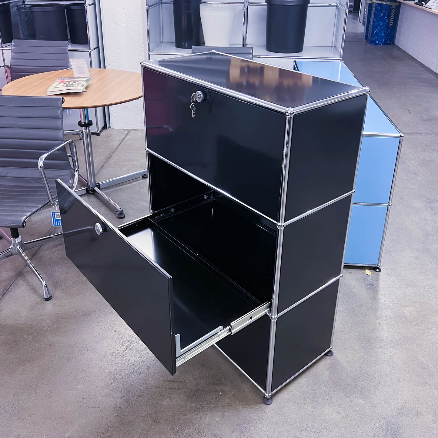 USM Büromöbel, Graphitschwarz, 2 Auszietüren, 1 Klapptüre, Q3