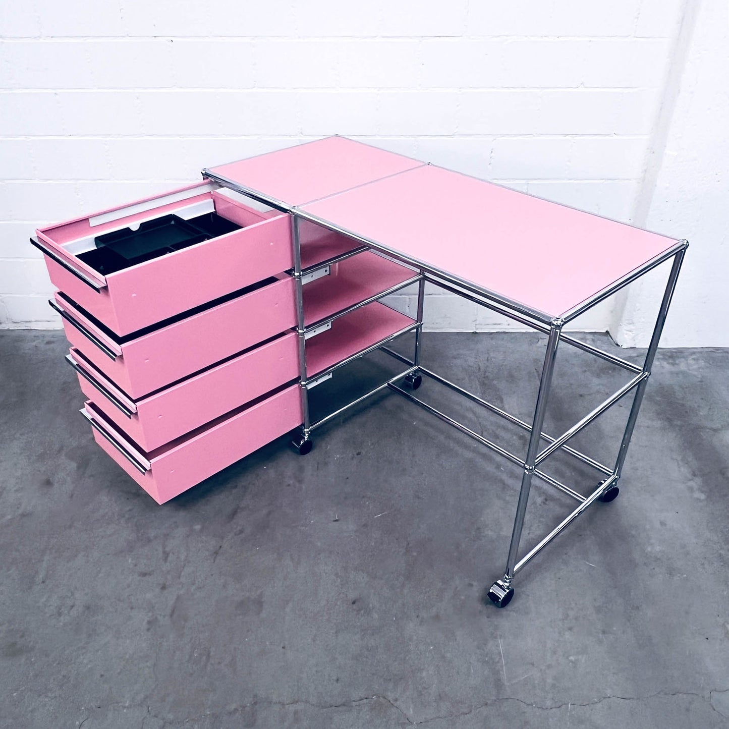 USM Home-Office-Pult, rosa, 4 A6 Schubladen