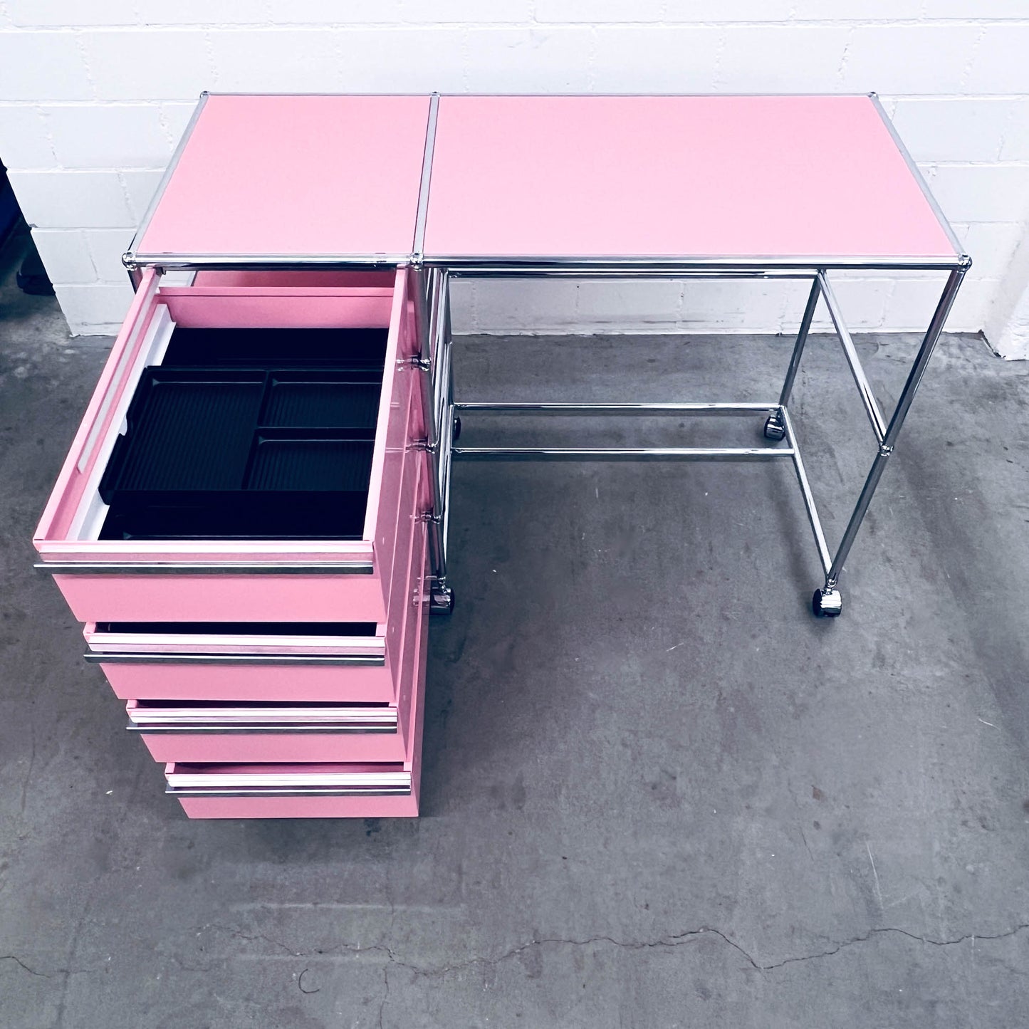 USM Home-Office-Pult, rosa, 4 A6 Schubladen