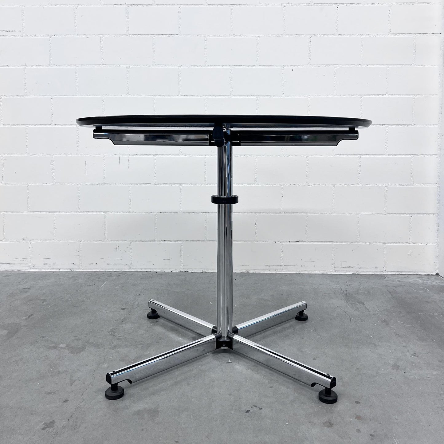 USM Kitos Tisch, rund, 90cm, Eiche schwarz, Q2