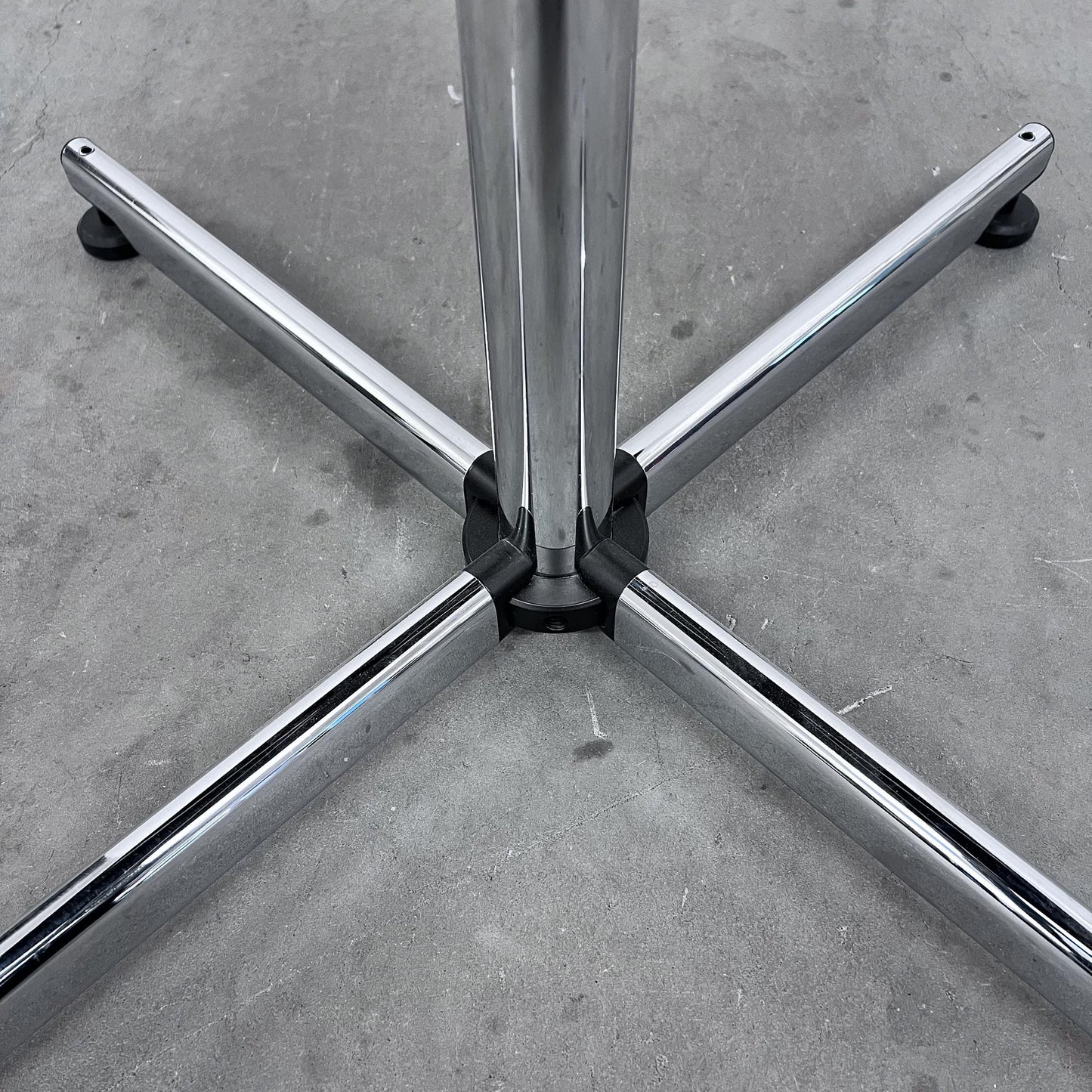 USM Kitos Tisch, rund, 90cm, Eiche schwarz, Q2