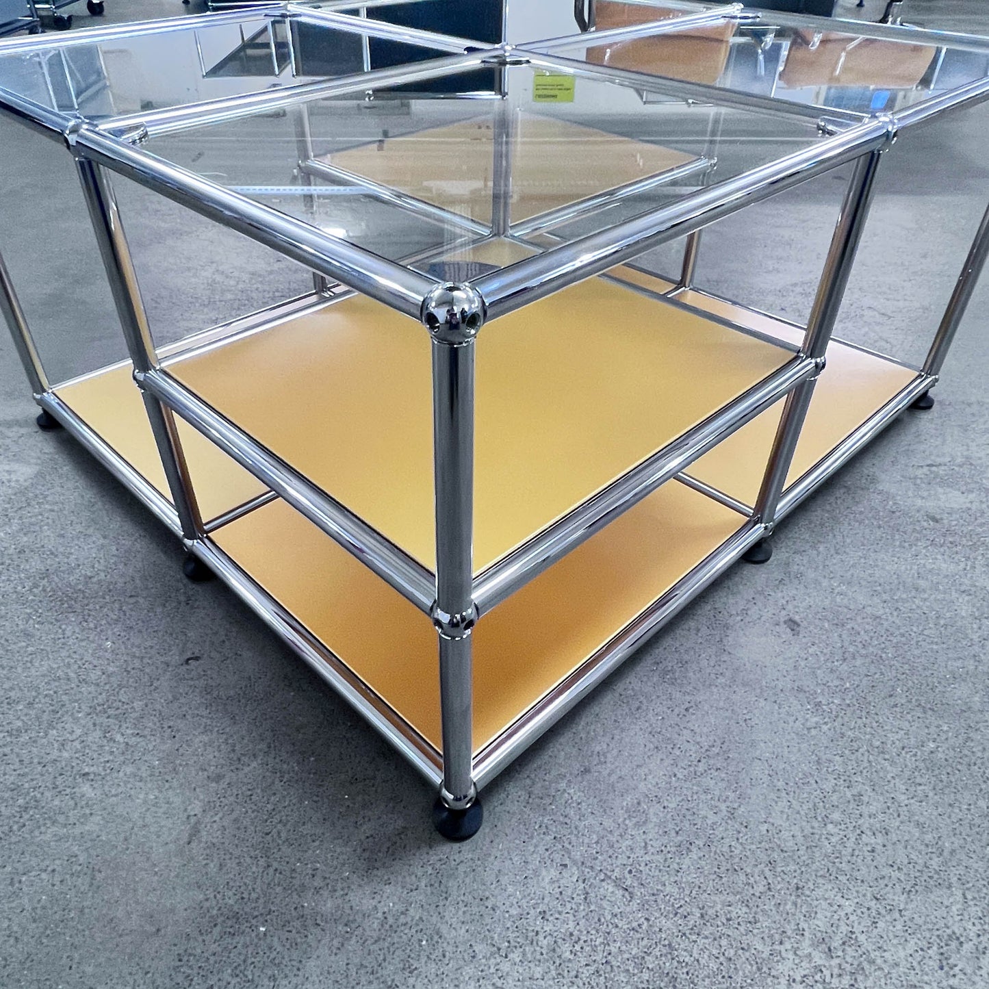 USM Loungetisch, goldfarbig, neuwertig