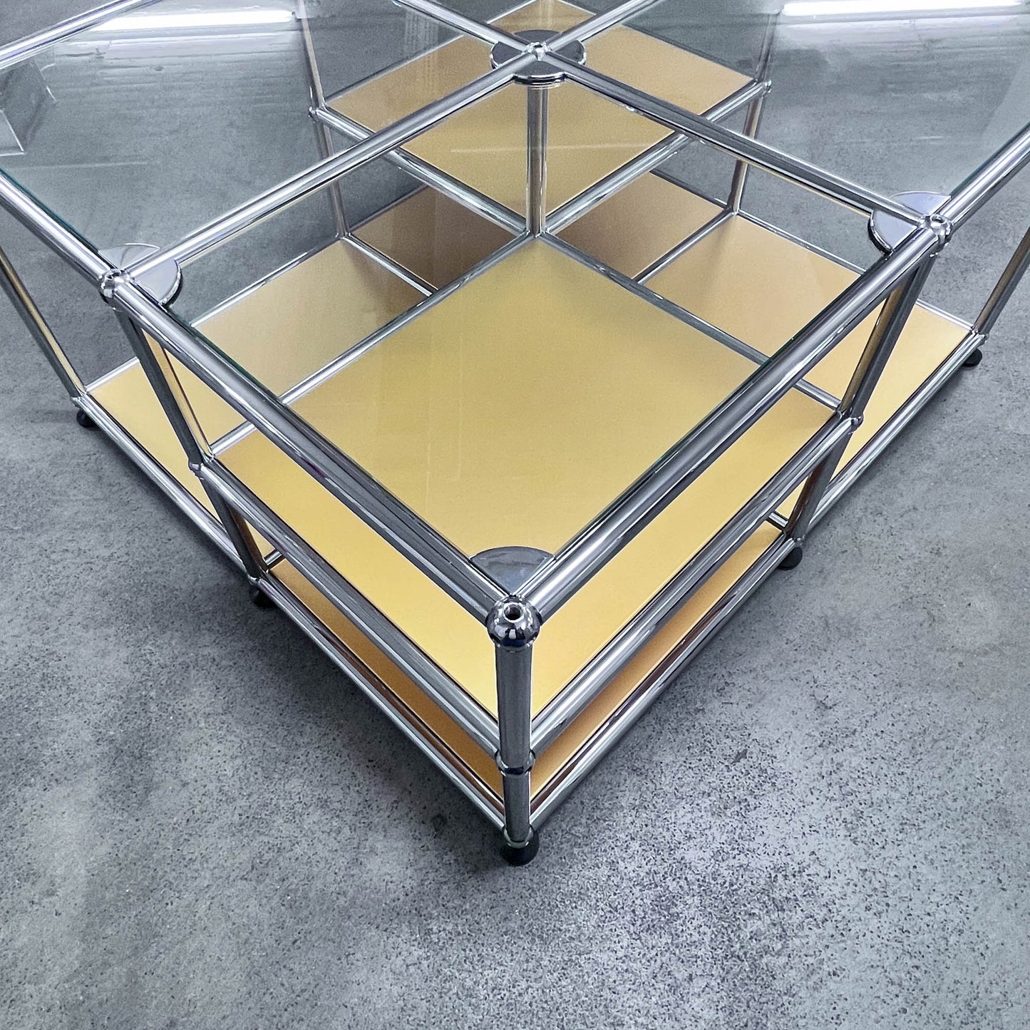 USM Loungetisch, goldfarbig, neuwertig