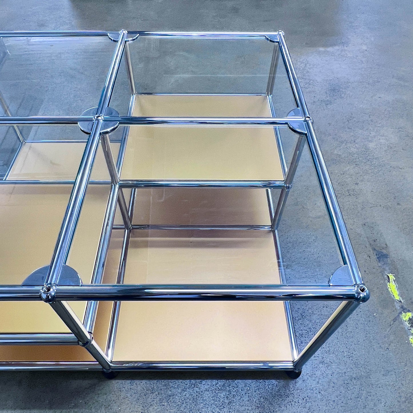 USM Loungetisch, goldfarbig, neuwertig