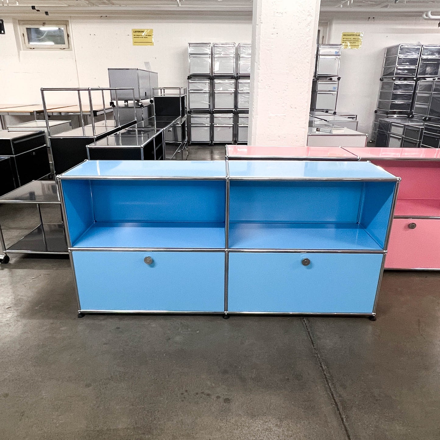 USM Regal, Hellblau mit 2 Klapptüren, neuwertig