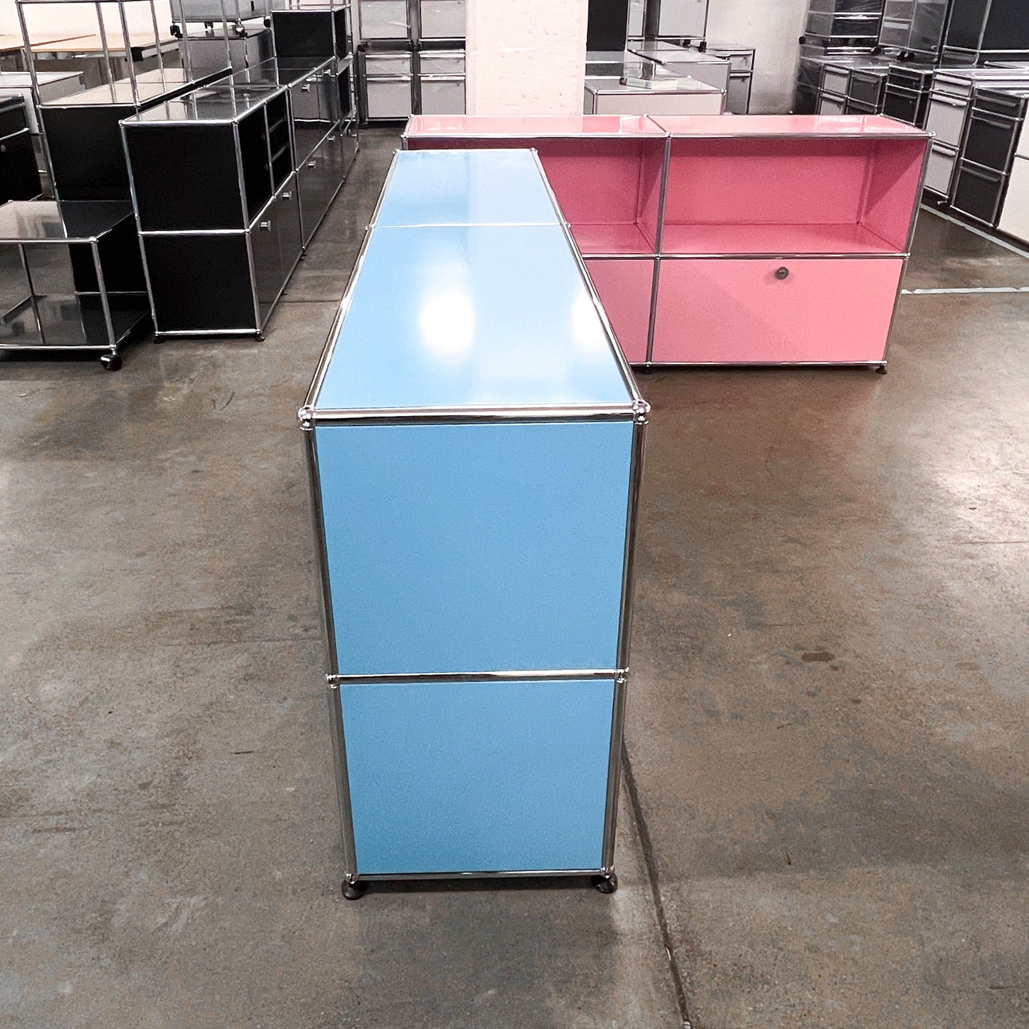 USM Regal, Hellblau mit 2 Klapptüren, neuwertig