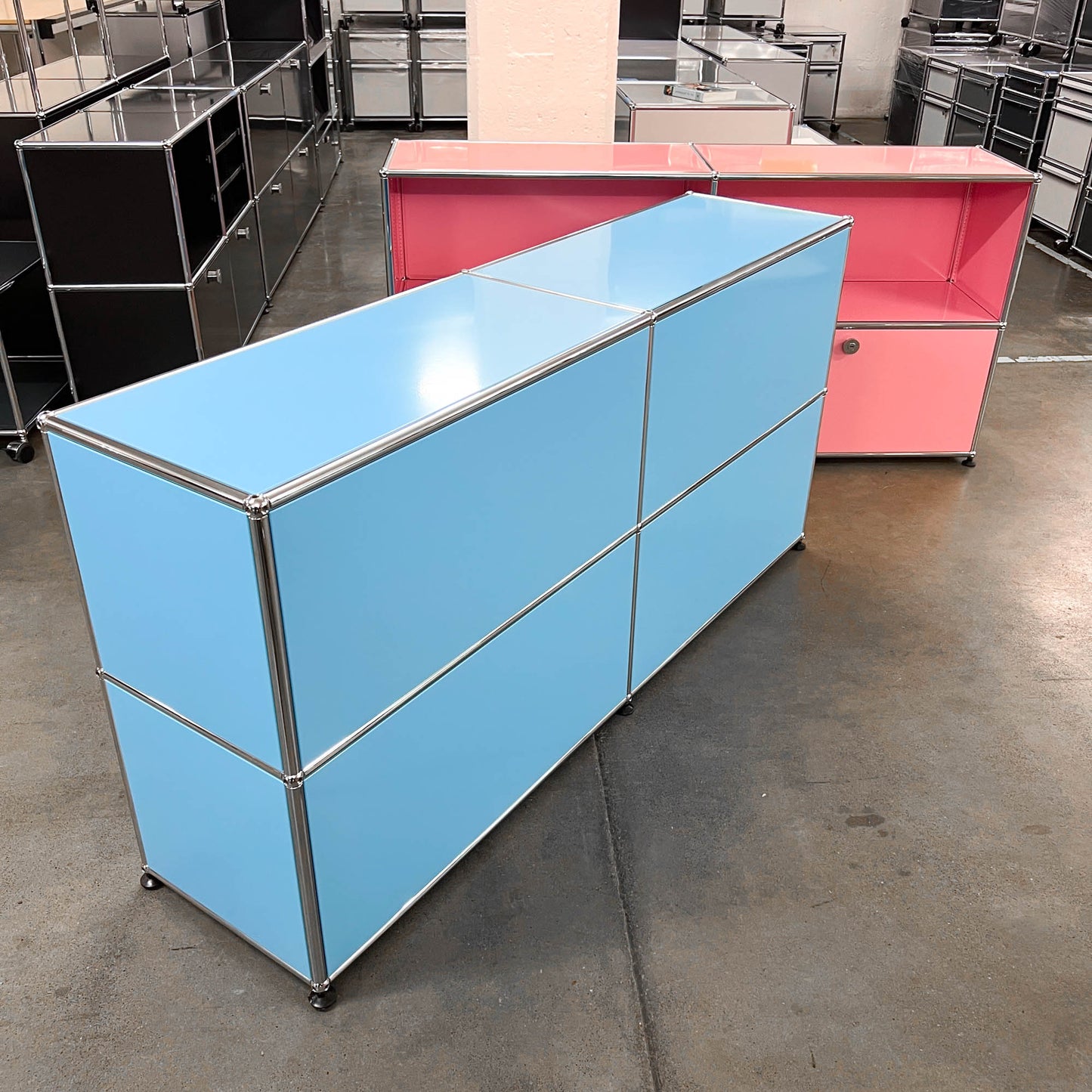 USM Regal, Hellblau mit 2 Klapptüren, neuwertig