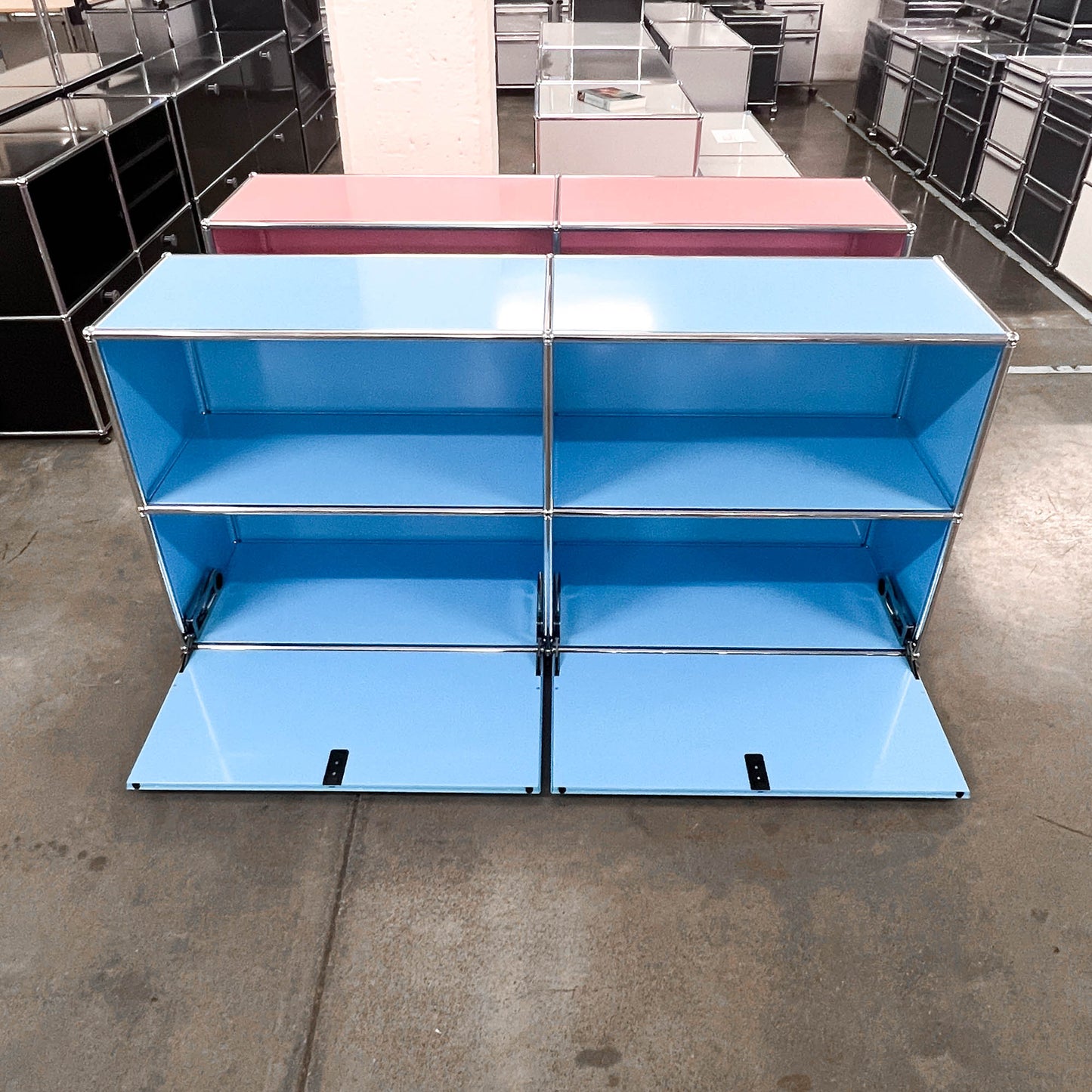 USM Regal, Hellblau mit 2 Klapptüren, neuwertig