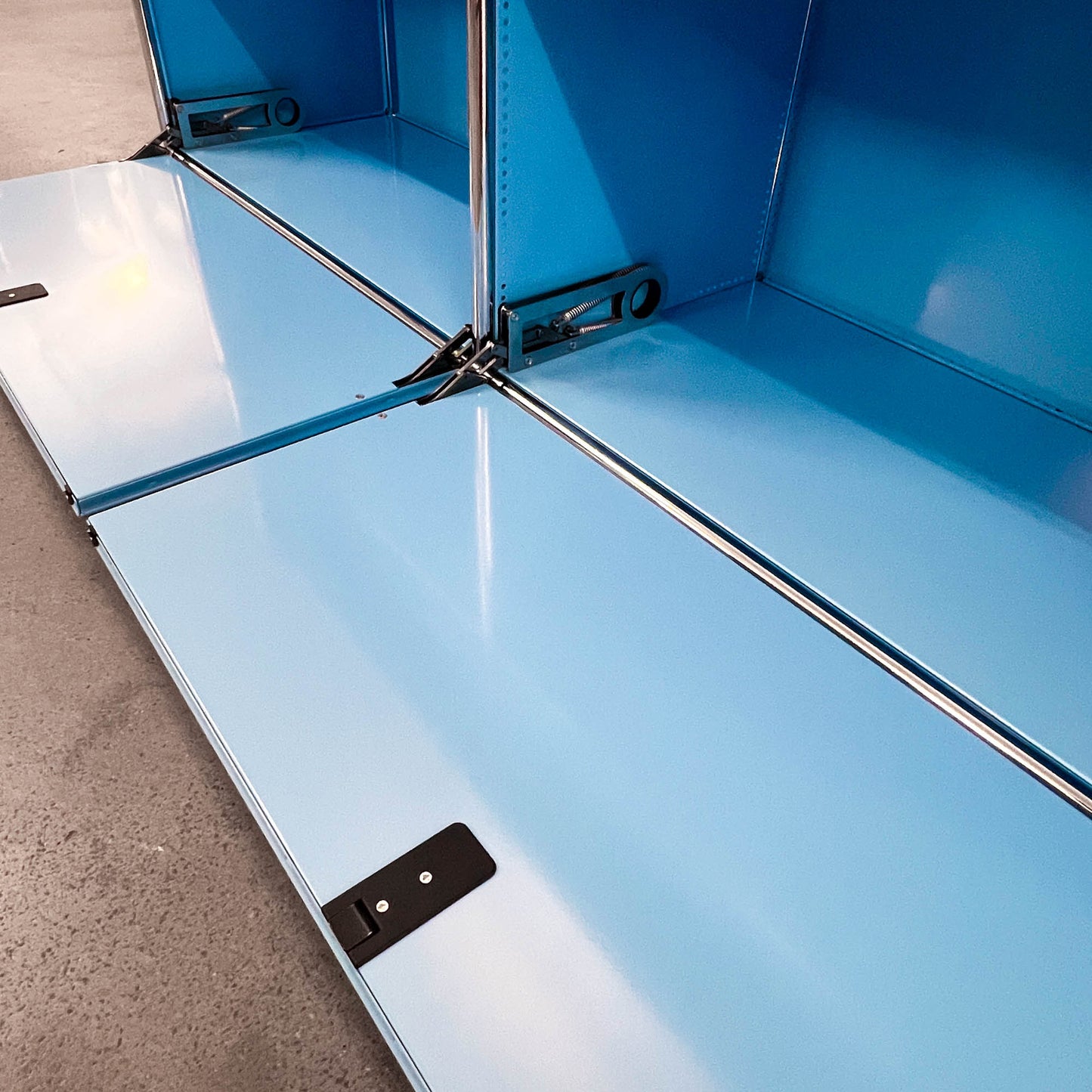 USM Regal, Hellblau mit 2 Klapptüren, neuwertig