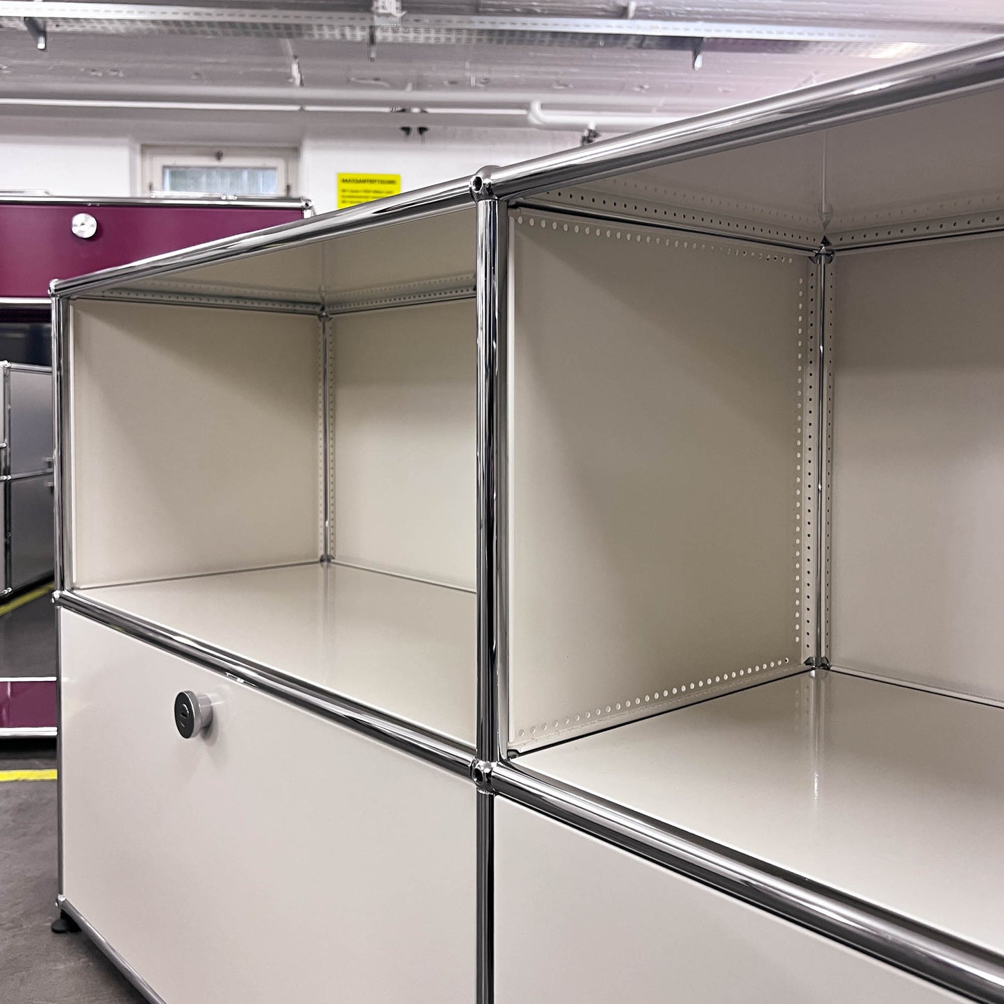 USM Regal, Cremeweiss mit 2 Klapptüren, neuwertig