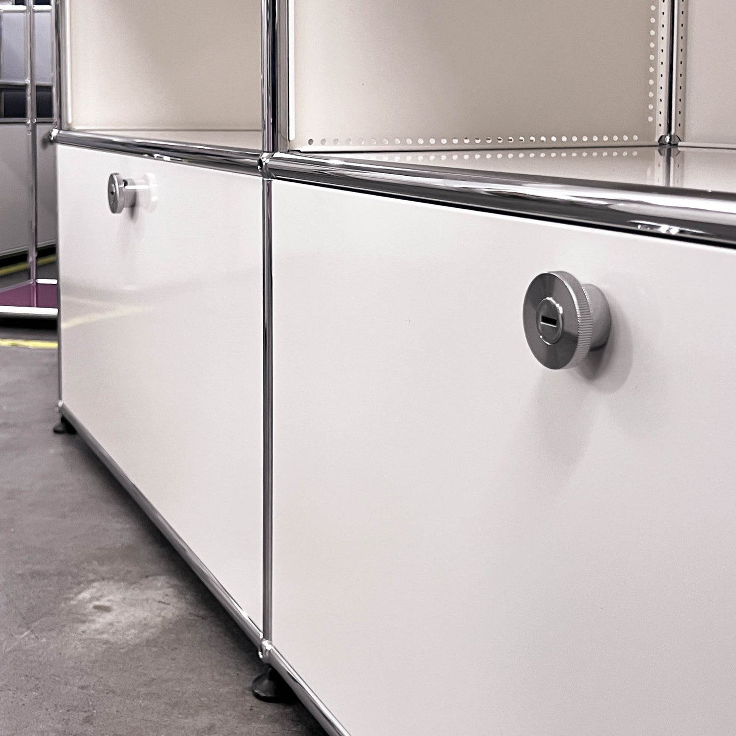 USM Regal, Cremeweiss mit 2 Klapptüren, neuwertig