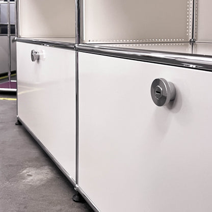 USM Regal, Cremeweiss mit 2 Klapptüren, neuwertig