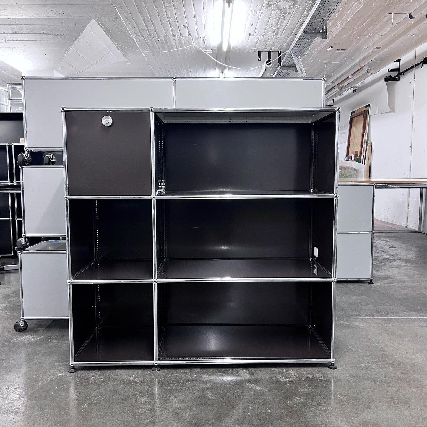 USM Regal, Braun + Reinweiss, 1 Klapptüre, Outlet