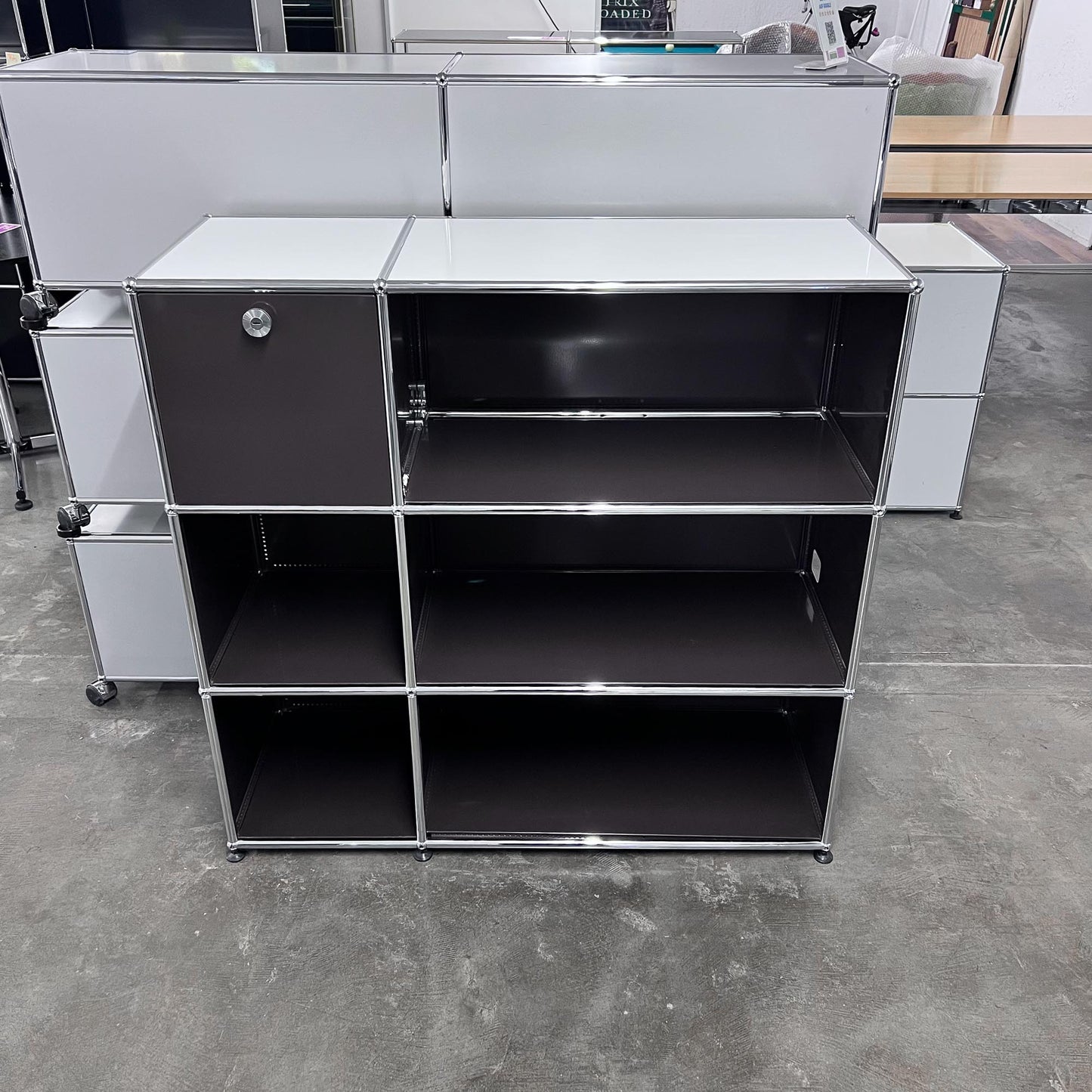 USM Regal, Braun + Reinweiss, 1 Klapptüre, Outlet