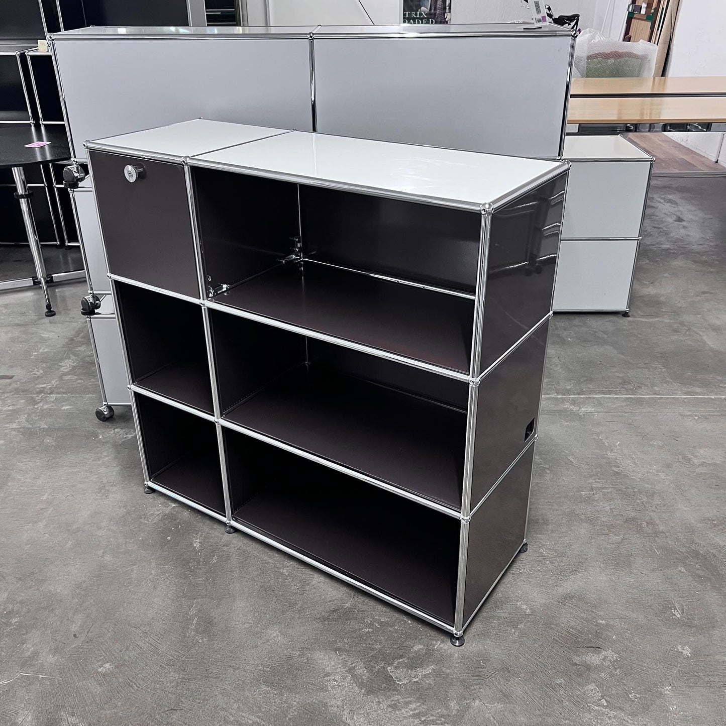 USM Regal, Braun + Reinweiss, 1 Klapptüre, Outlet