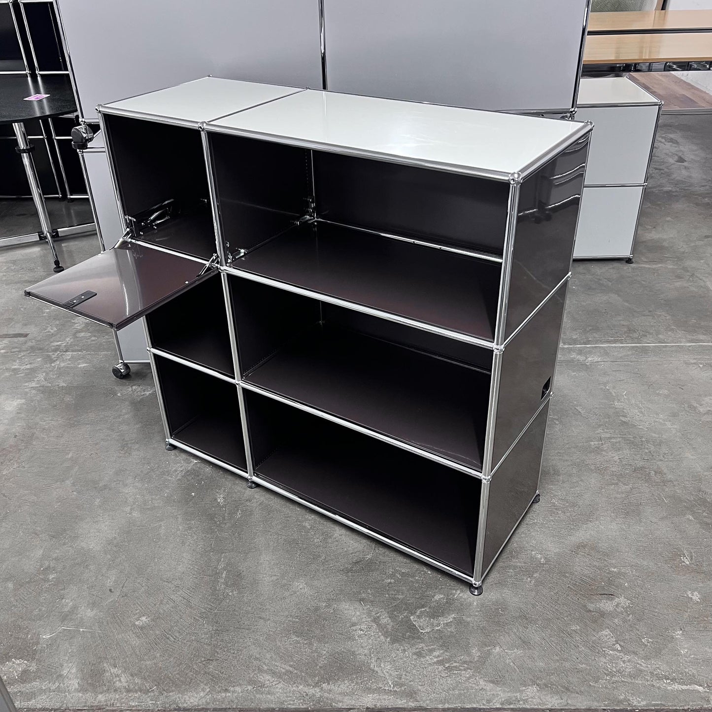 USM Regal, Braun + Reinweiss, 1 Klapptüre, Outlet