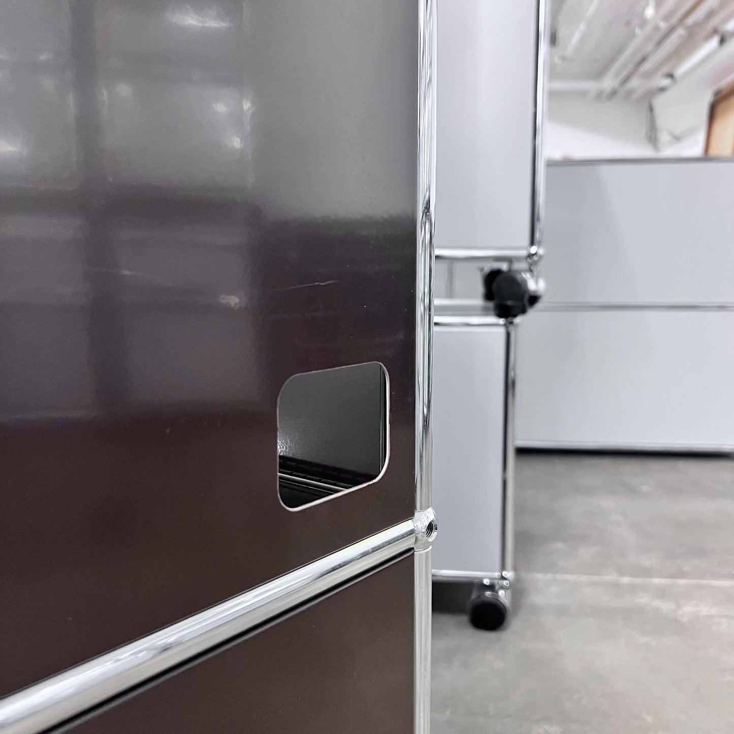 USM Regal, Braun + Reinweiss, 1 Klapptüre, Outlet