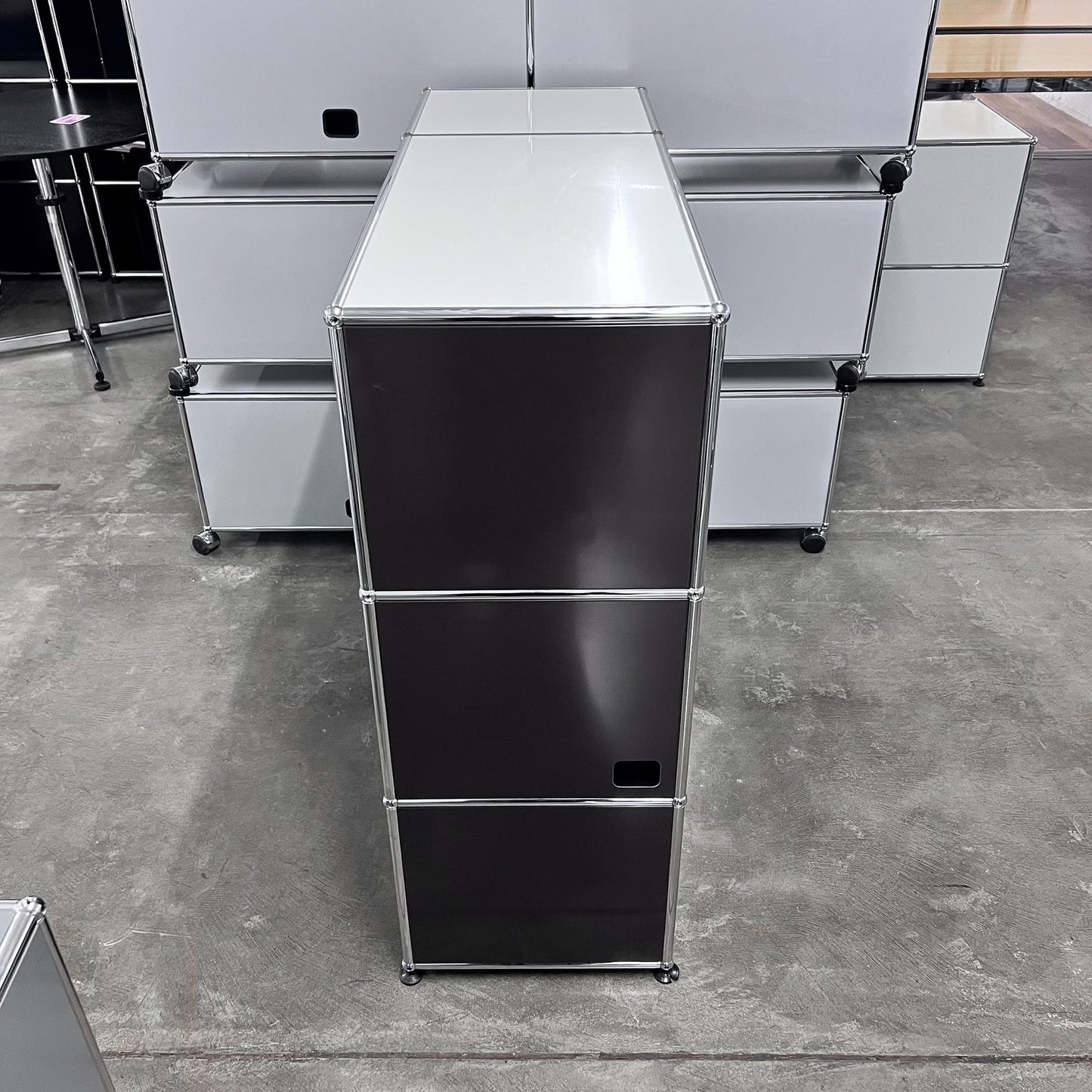 USM Regal, Braun + Reinweiss, 1 Klapptüre, Outlet