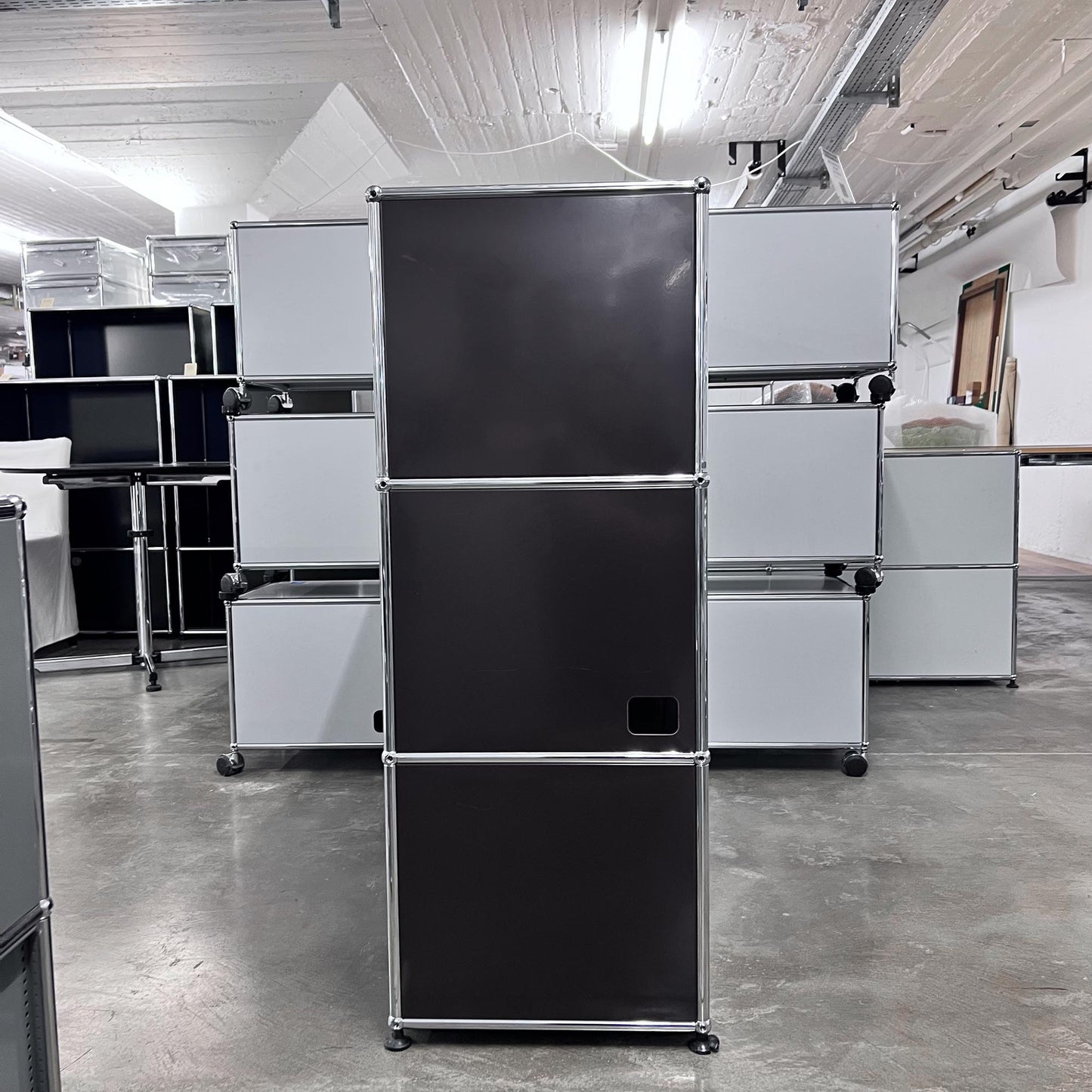 USM Regal, Braun + Reinweiss, 1 Klapptüre, Outlet