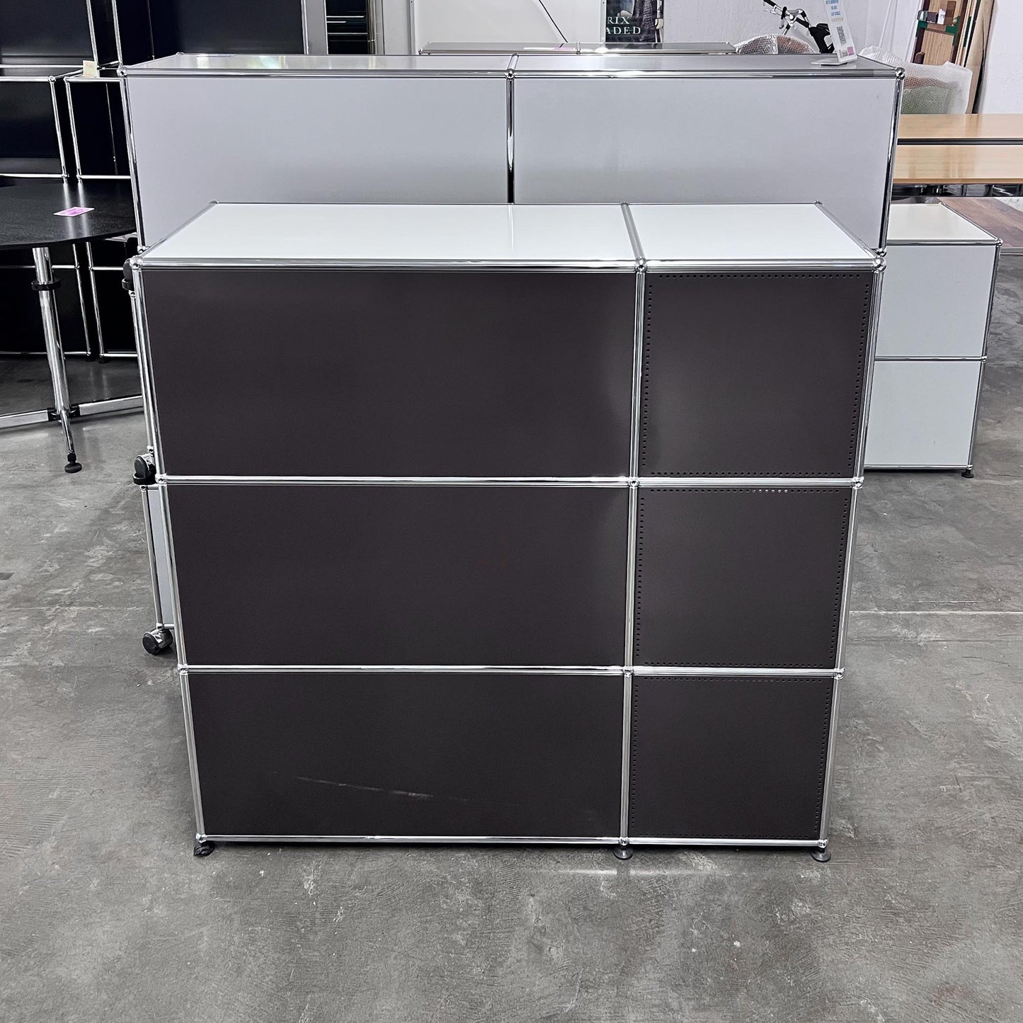 USM Regal, Braun + Reinweiss, 1 Klapptüre, Outlet