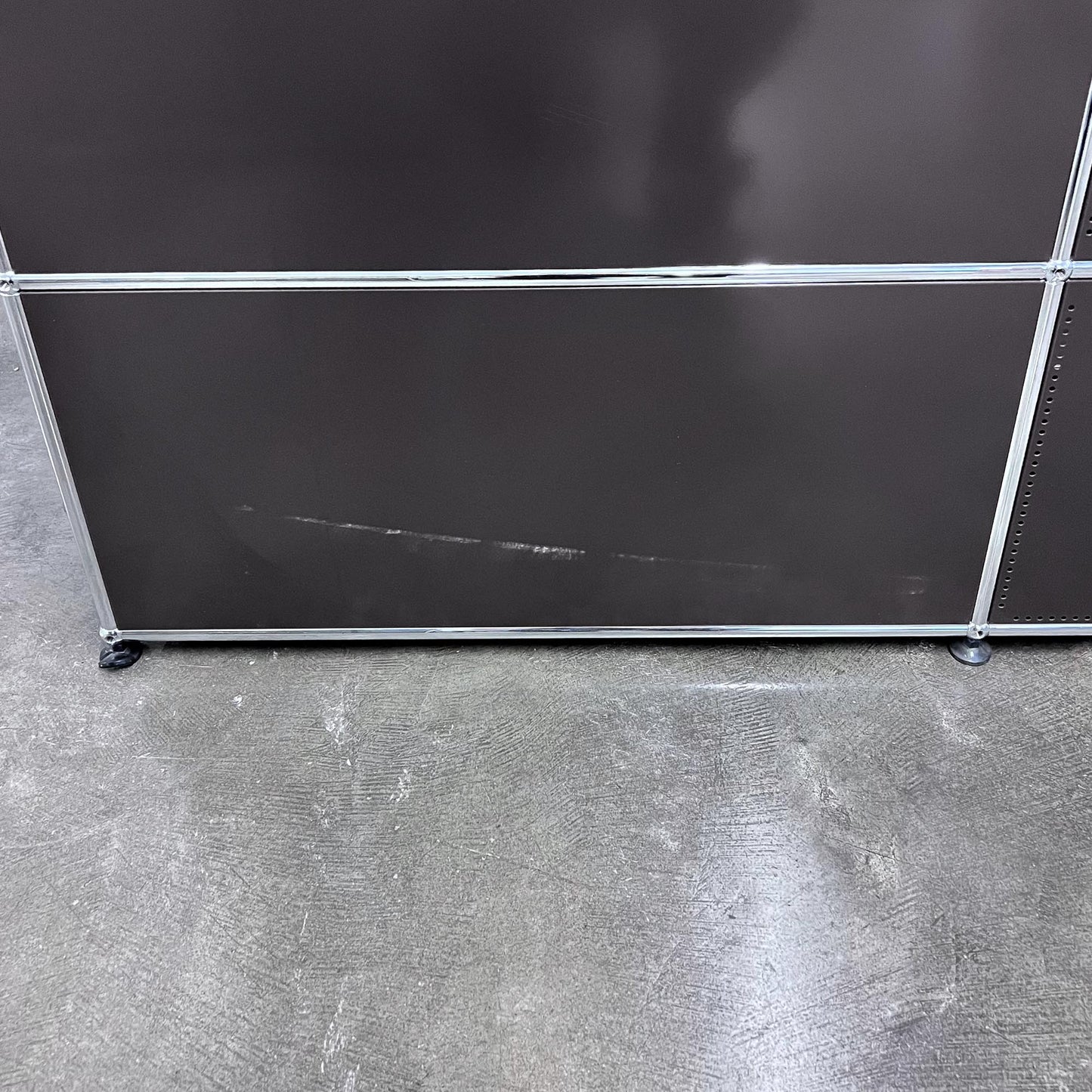 USM Regal, Braun + Reinweiss, 1 Klapptüre, Outlet