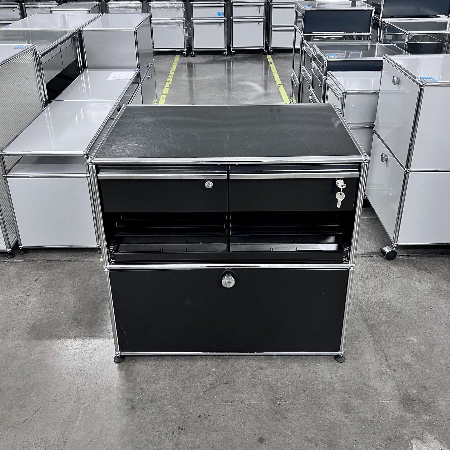 USM Organisationsmöbel, Graphitschwarz, Ausziehtüre, Schubladen, Q3