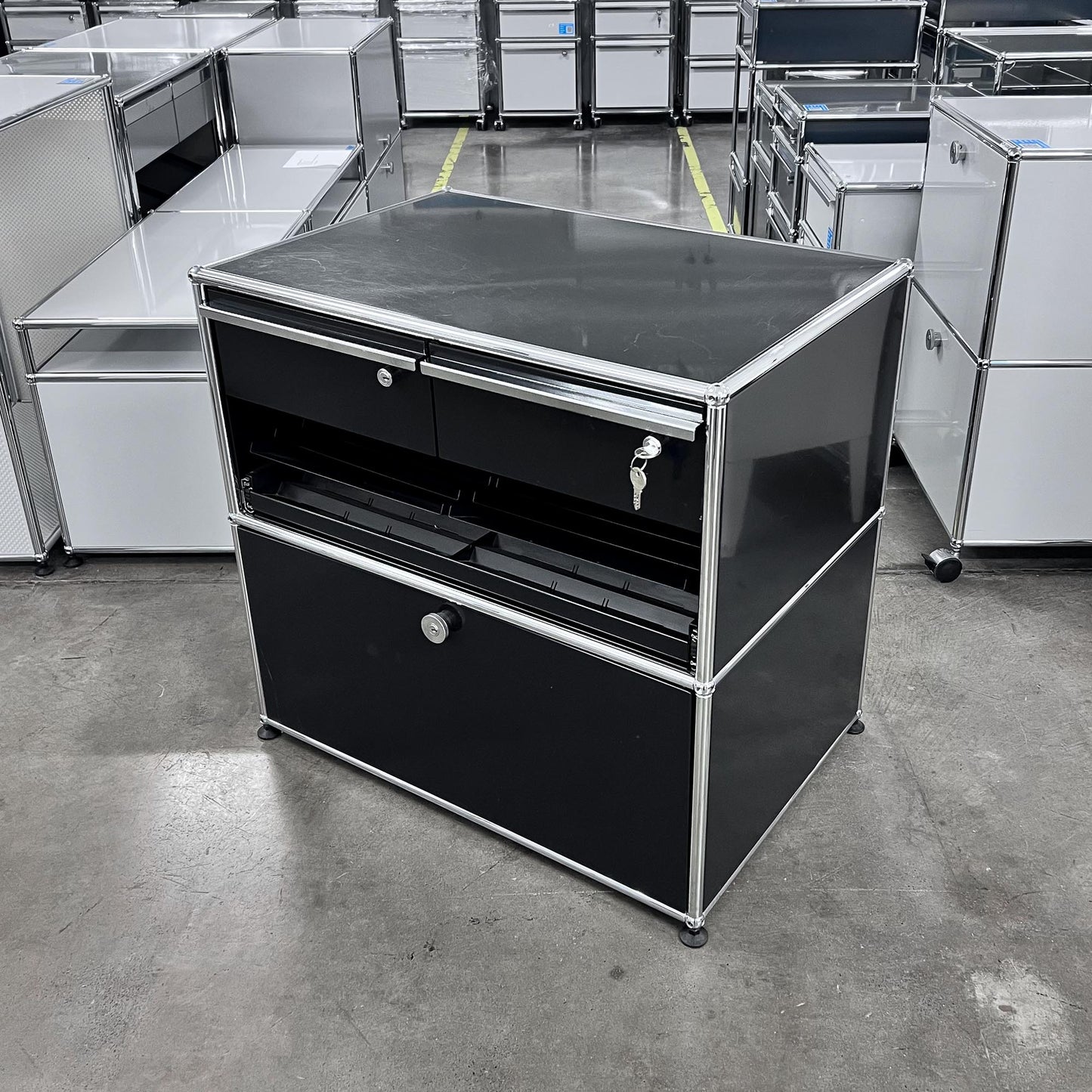 USM Organisationsmöbel, Graphitschwarz, Ausziehtüre, Schubladen, Q3