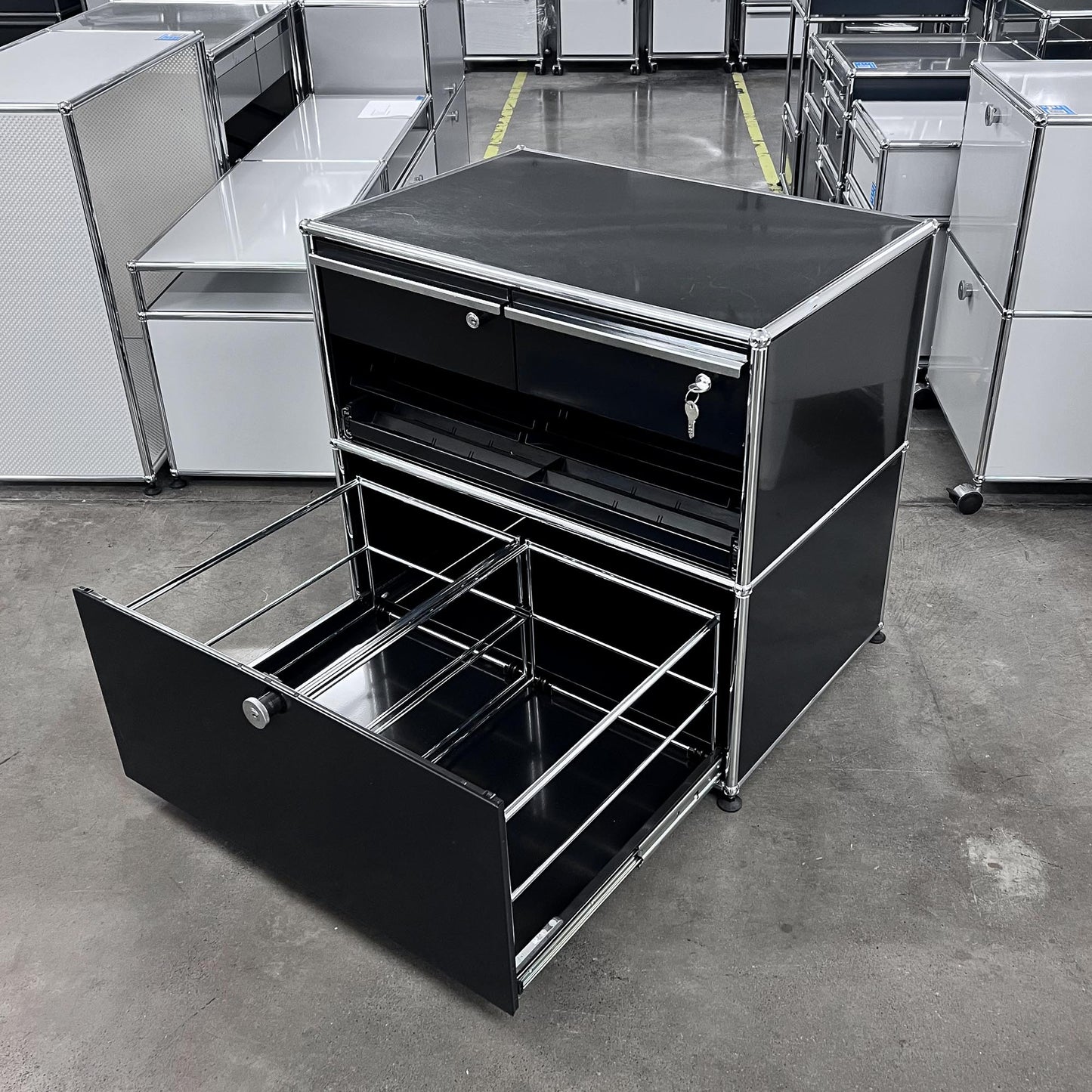 USM Organisationsmöbel, Graphitschwarz, Ausziehtüre, Schubladen, Q3