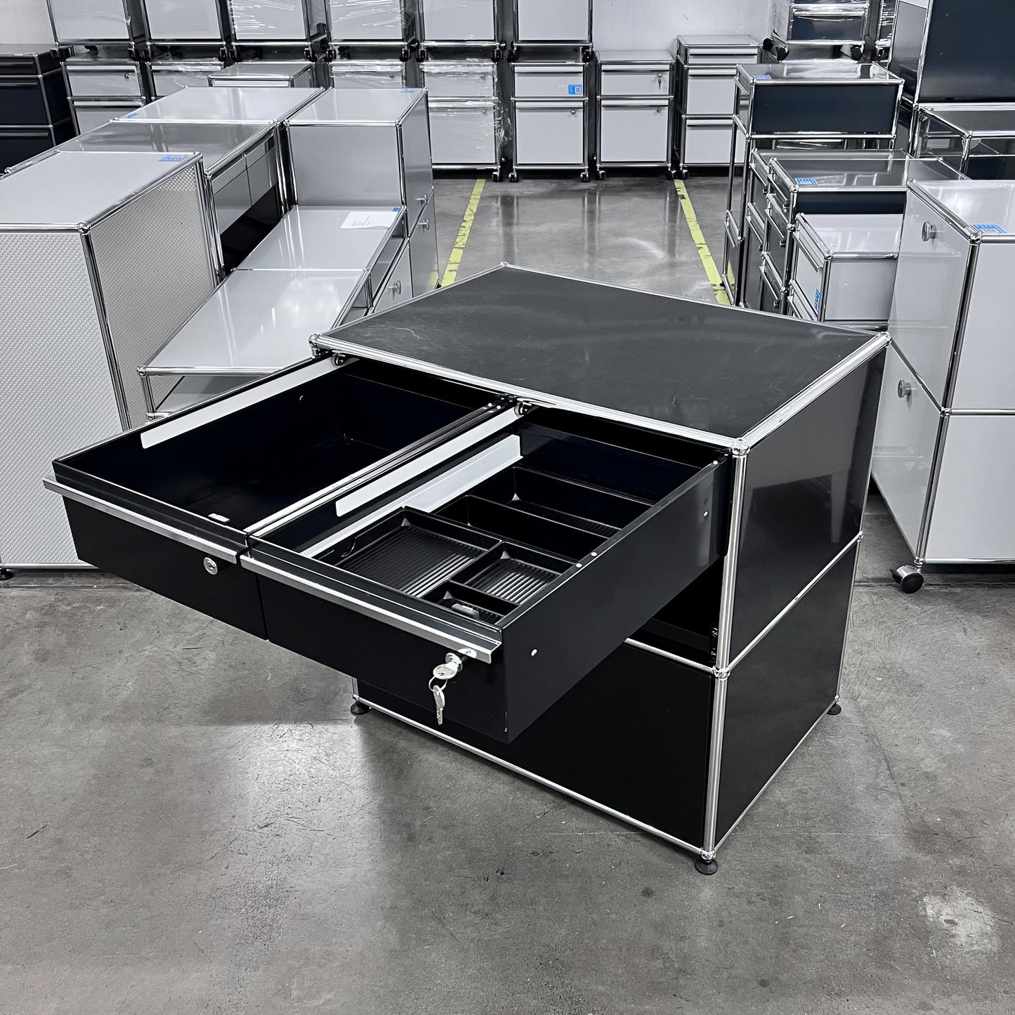 USM Organisationsmöbel, Graphitschwarz, Ausziehtüre, Schubladen, Q3