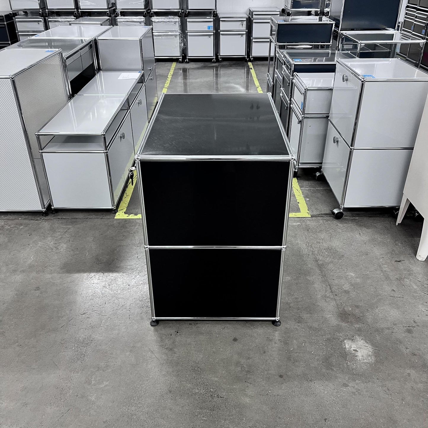 USM Organisationsmöbel, Graphitschwarz, Ausziehtüre, Schubladen, Q3