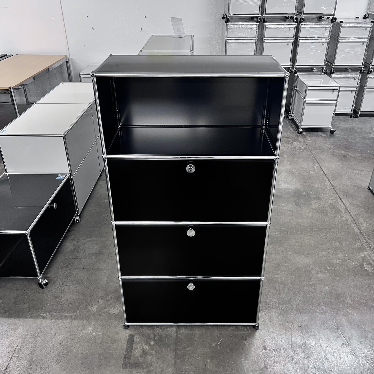 USM Regal, Graphitschwarz, 3 Klapptüren, Q1