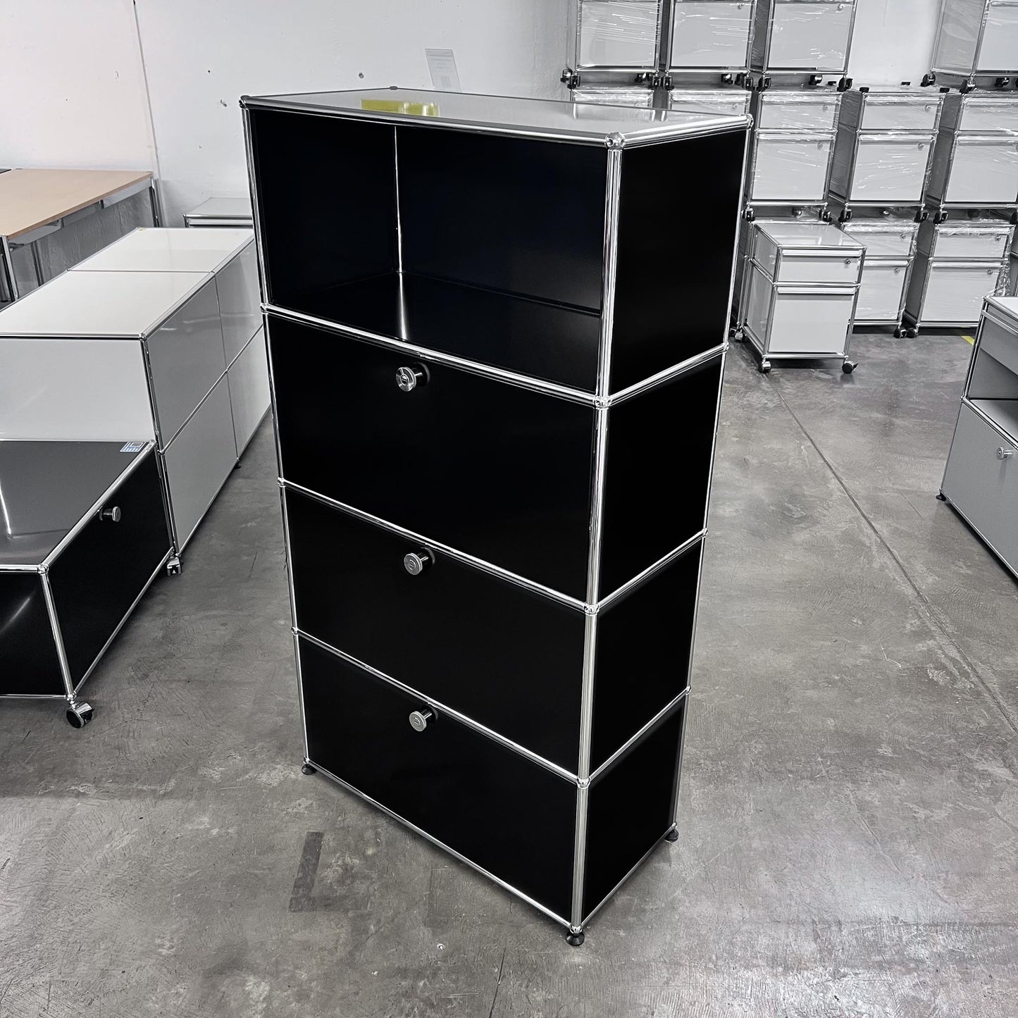 USM Regal, Graphitschwarz, 3 Klapptüren, Q1