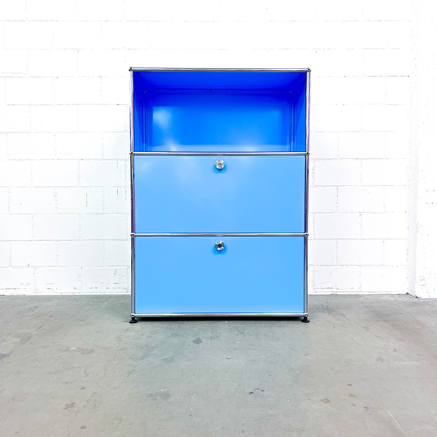 USM Regal, Hellblau mit 2 Klapptüren, neuwertig