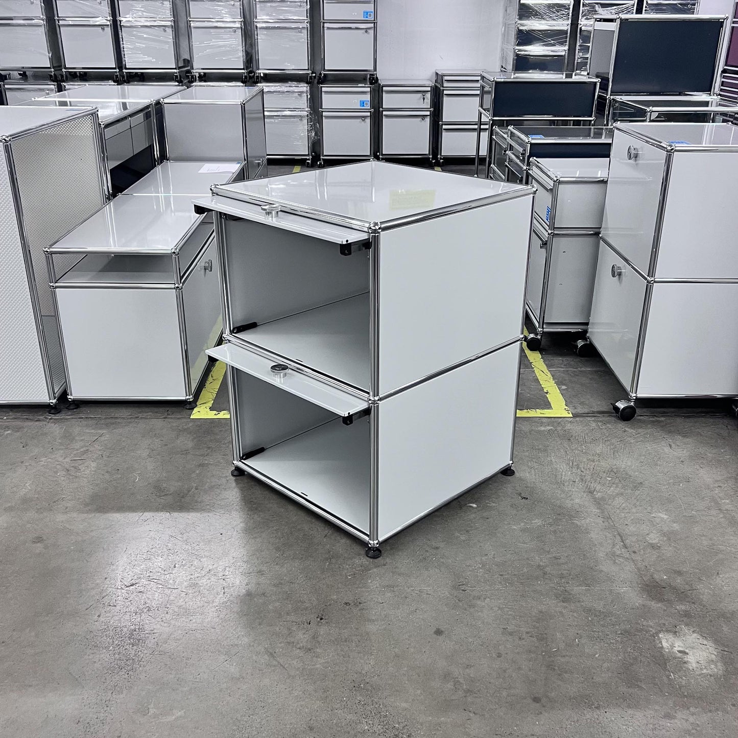 USM Regal, Lichtgrau, 2 Einschubtüren, Q1