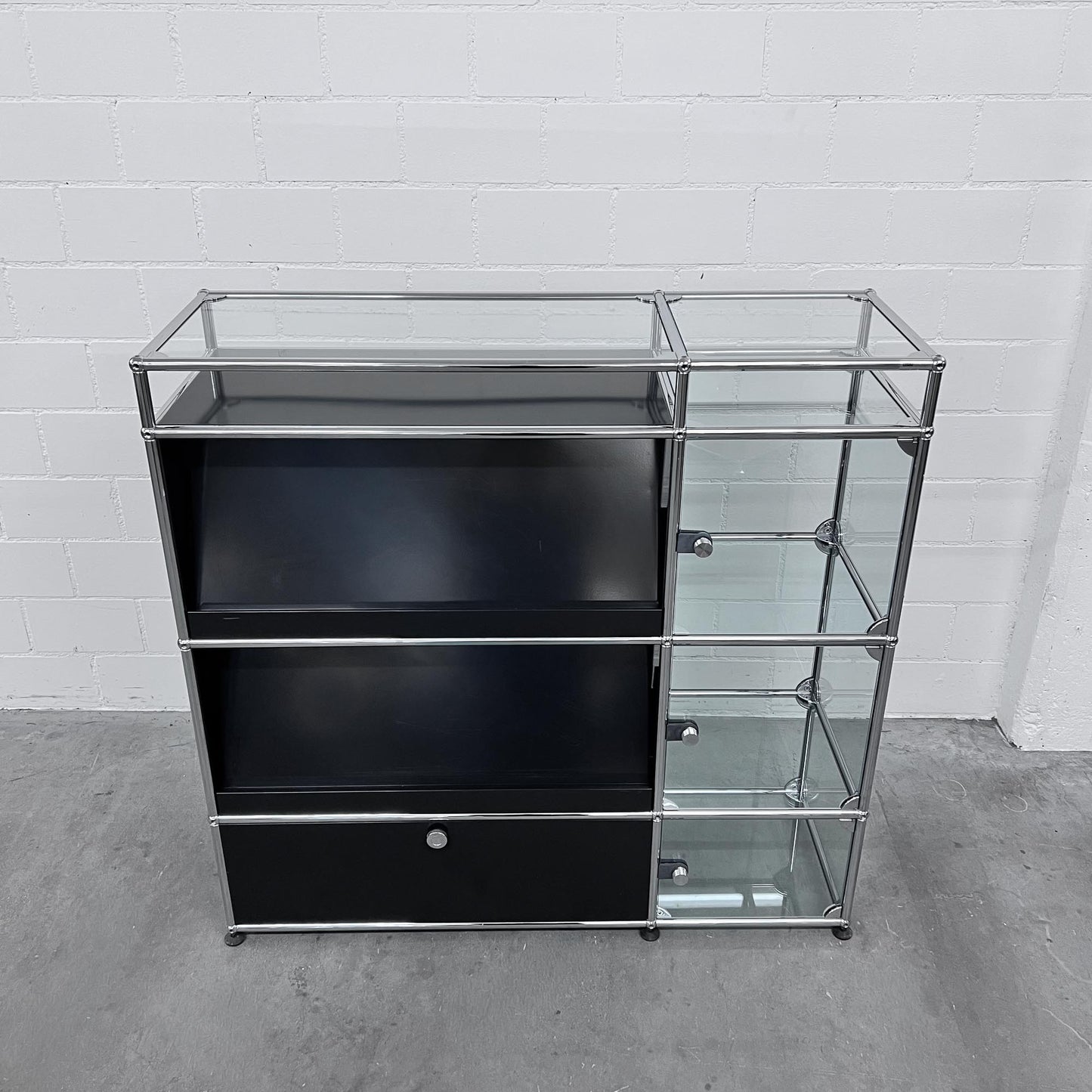 USM Regal mit Vitrine und Glasablage, Graphitschwarz