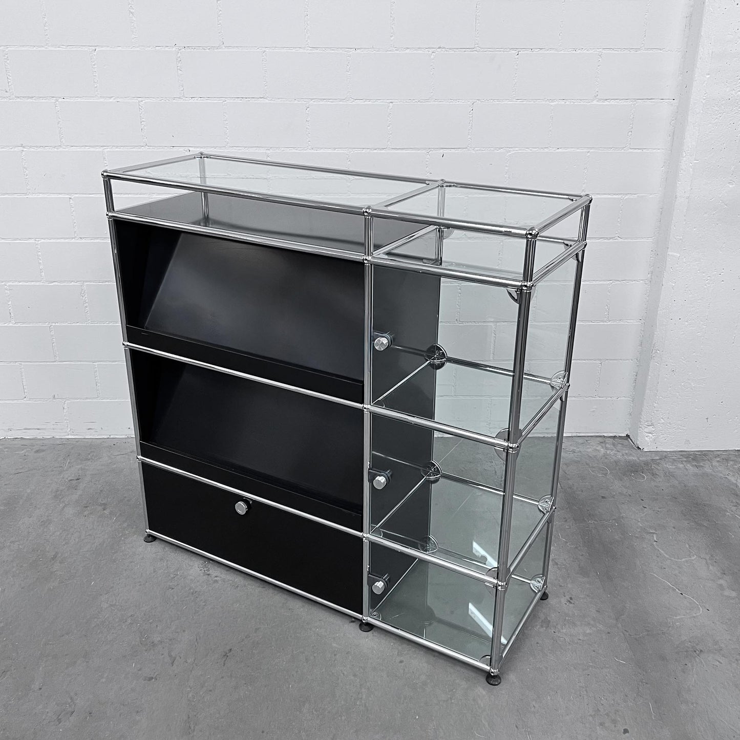 USM Regal mit Vitrine und Glasablage, Graphitschwarz