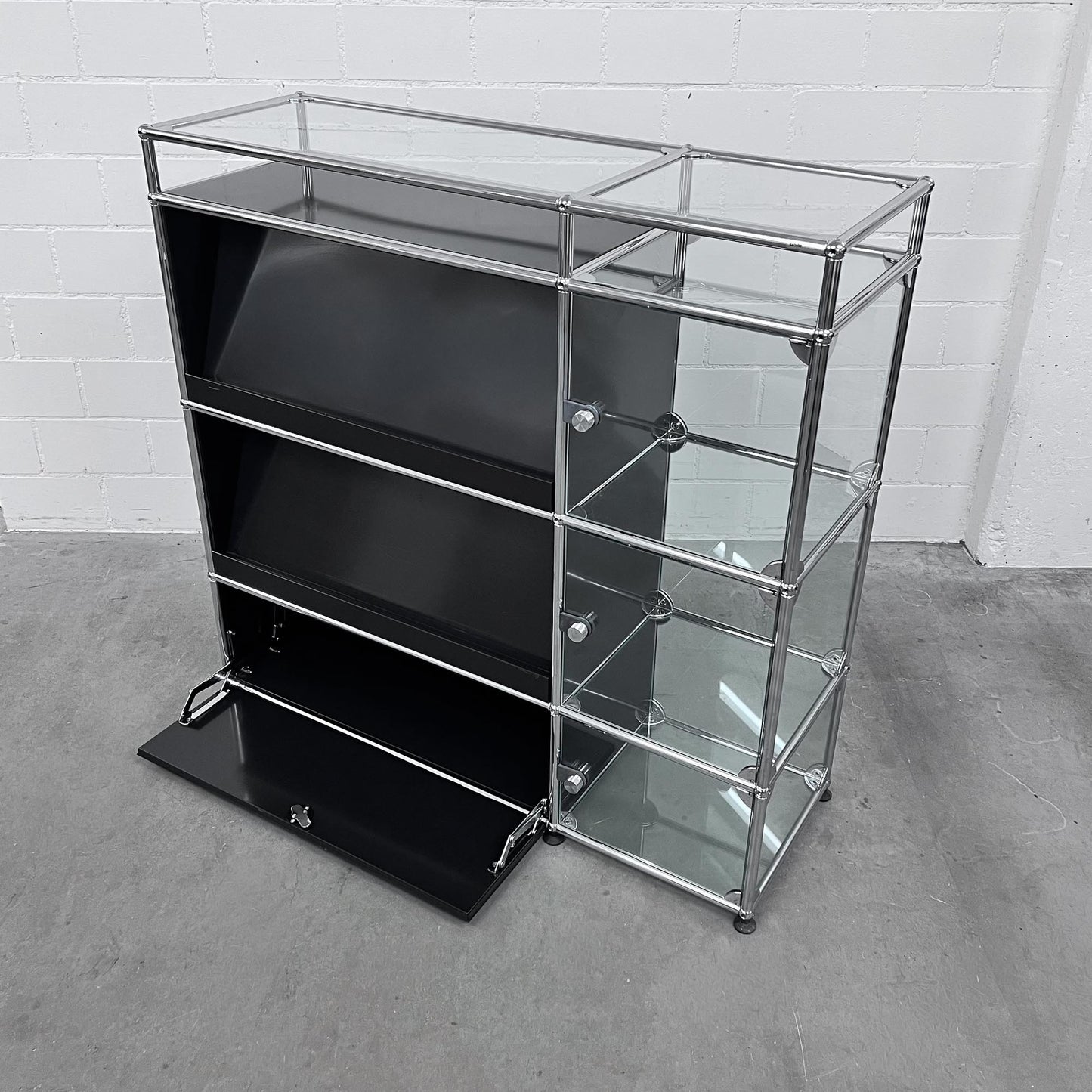 USM Regal mit Vitrine und Glasablage, Graphitschwarz